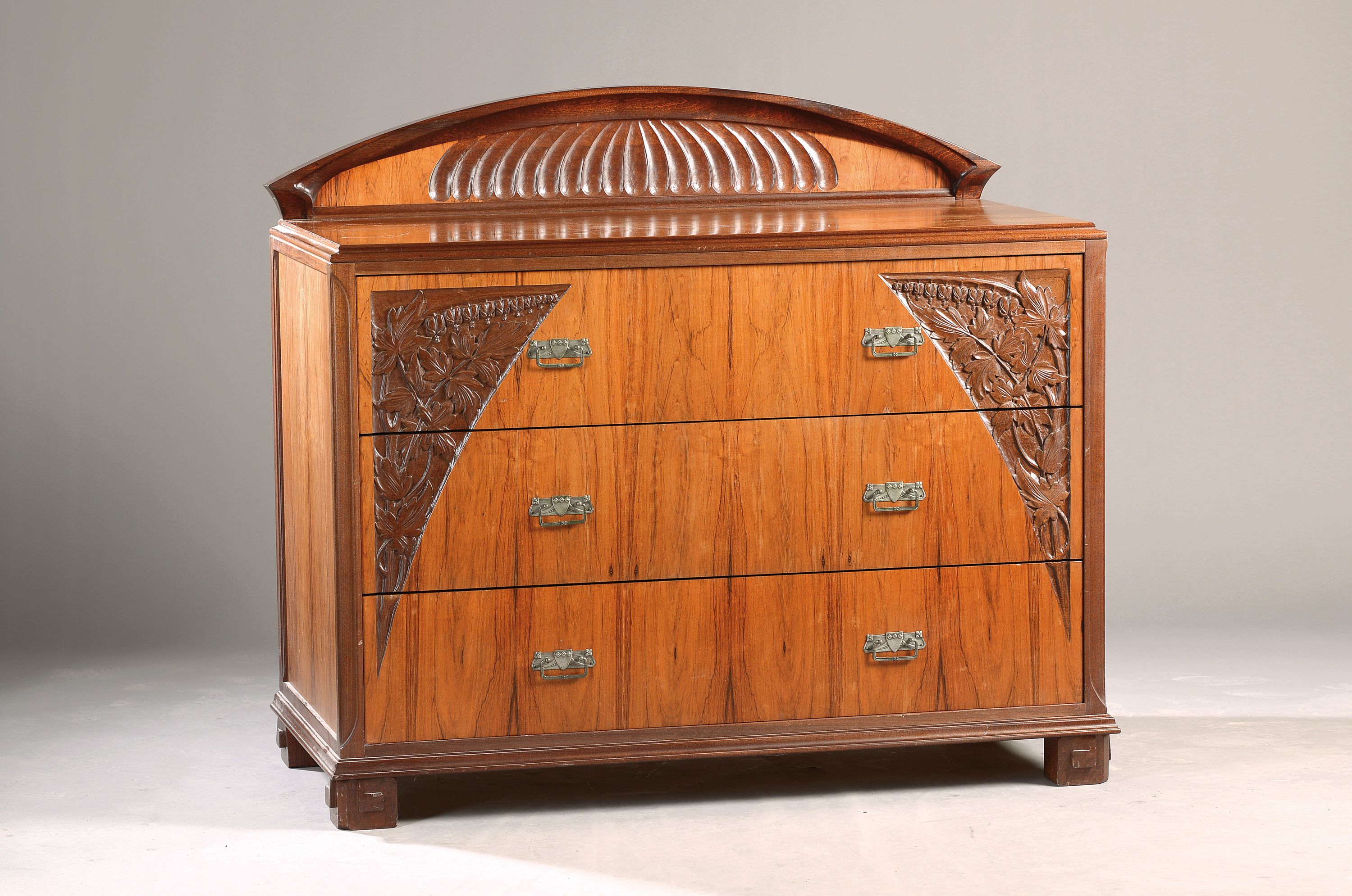 Jugendstil Kommode, um 1910, Nußbaum massiv, 3 Schubladen, aufwendige Schnitzereien aus floralen Dekorationen an der Schubladenfront, Messinggriffe, ...