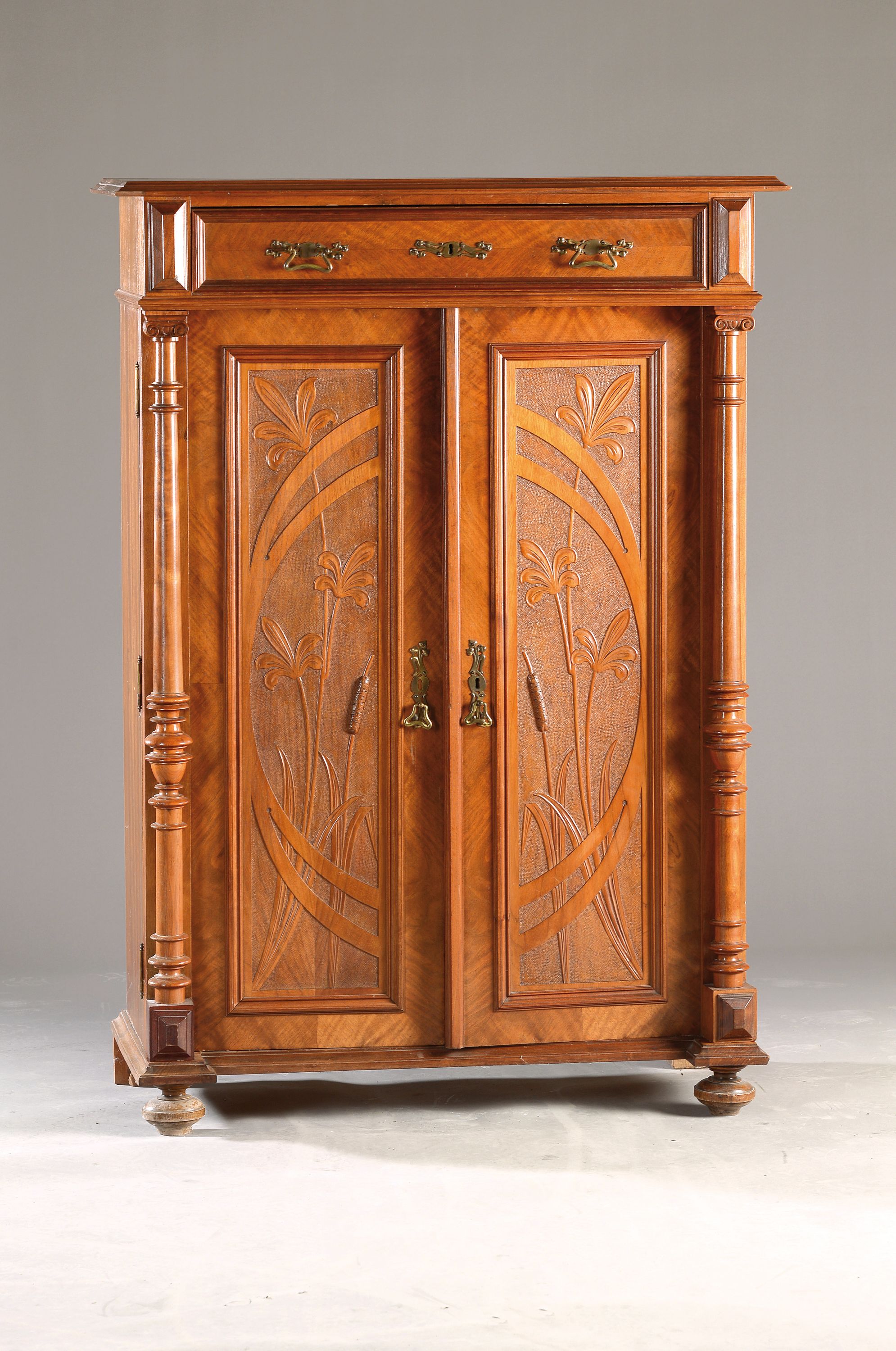 Vertiko, Jugendstil, um 1910, Nußbaum, 2-türig mit geschnitztem floralem Dekor, eine Schublade, gedrechselte Vollsäulen, ca. 139 x 97 x 48 cm, ...