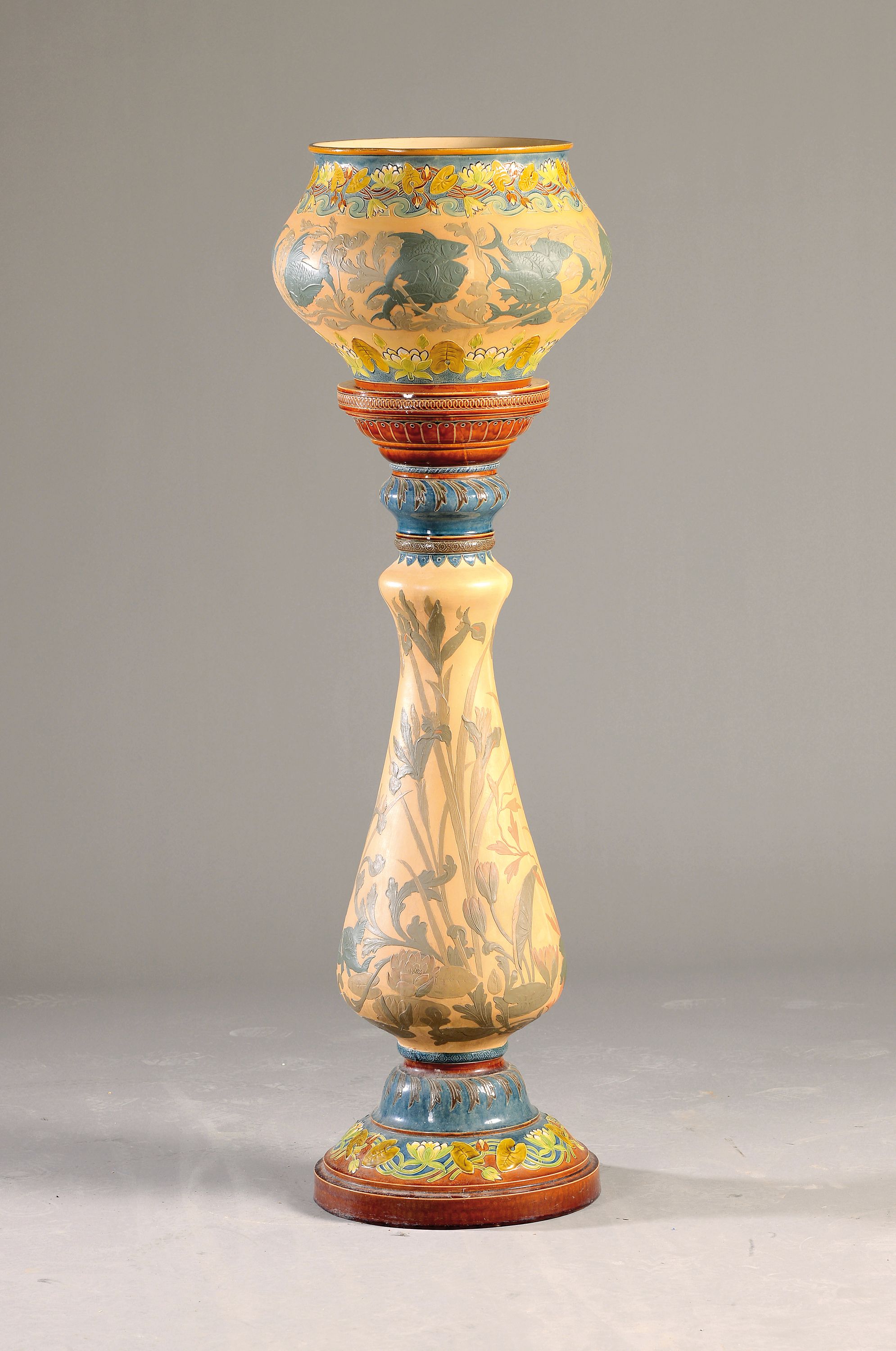 Großer Blumentopf/Pot de fleur auf Säule, Villeroy & Boch, Mettlach, um 1900, Seen- bzw. Unterwasserlandschaft, heller Keramikscherben mit reichem ...
