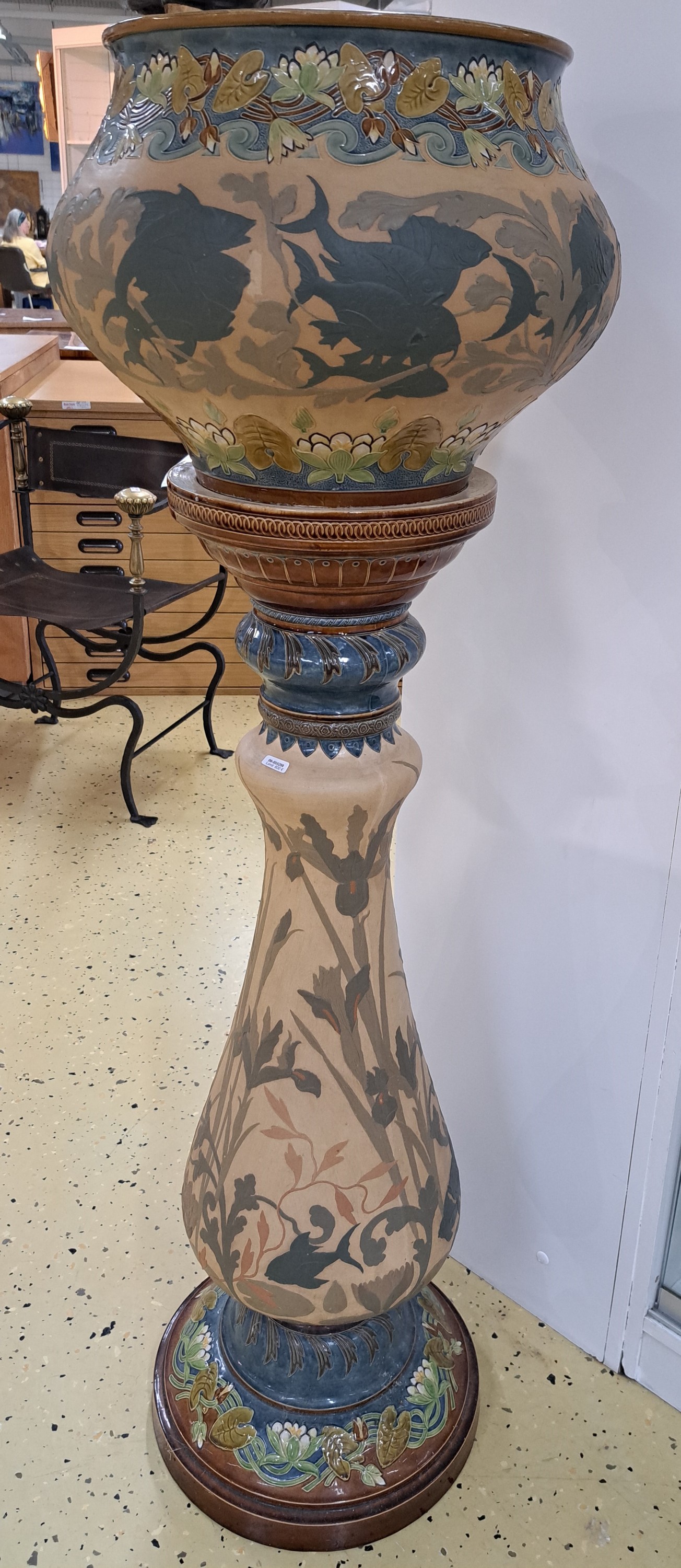 Detail a: Großer Blumentopf/Pot de fleur auf Säule, Villeroy & Boch, Mettlach, um 1900, Seen- bzw. Unterwasserlandschaft, heller Keramikscherben mit reichem ...