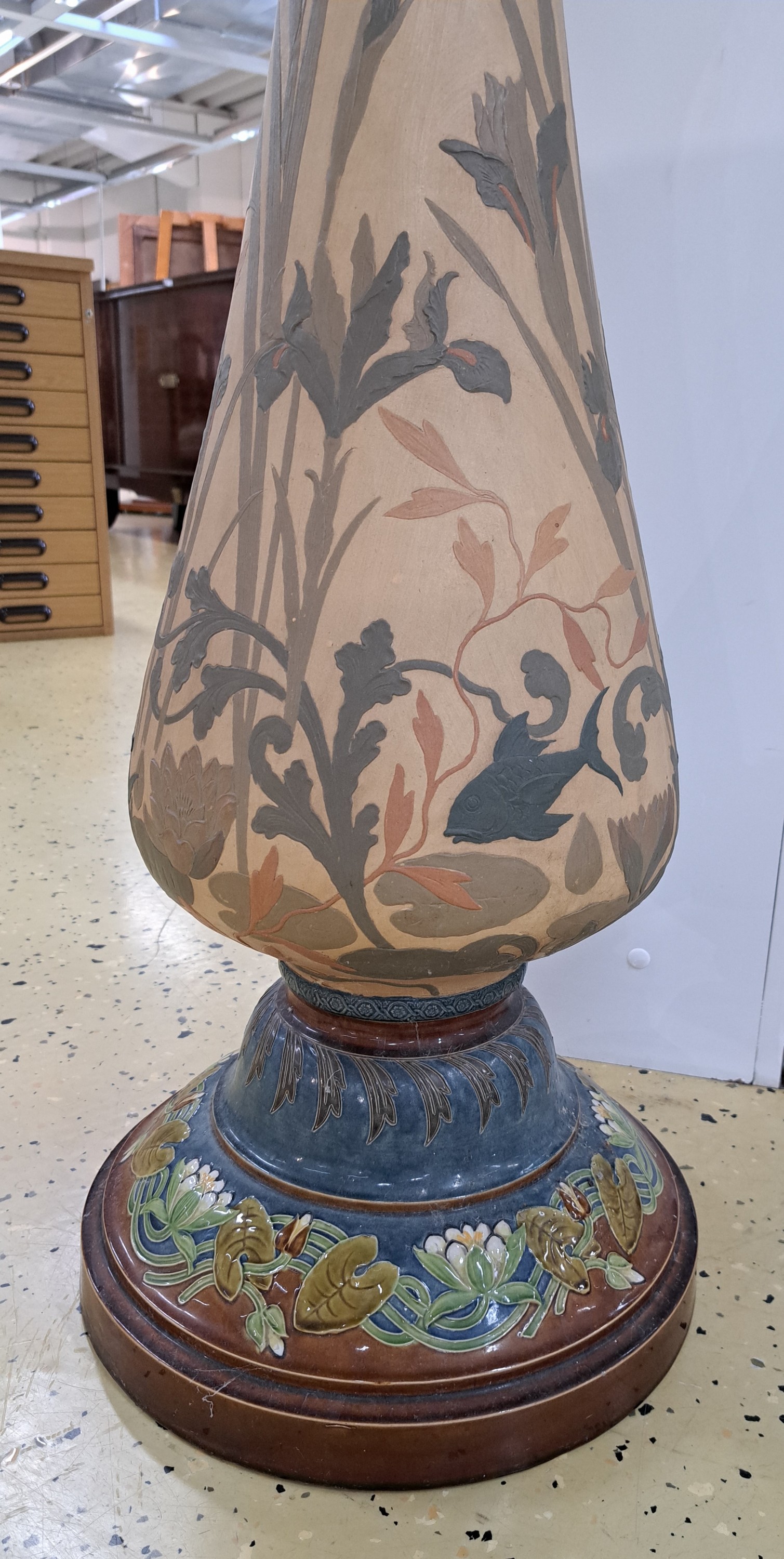 Detail b: Großer Blumentopf/Pot de fleur auf Säule, Villeroy & Boch, Mettlach, um 1900, Seen- bzw. Unterwasserlandschaft, heller Keramikscherben mit reichem ...