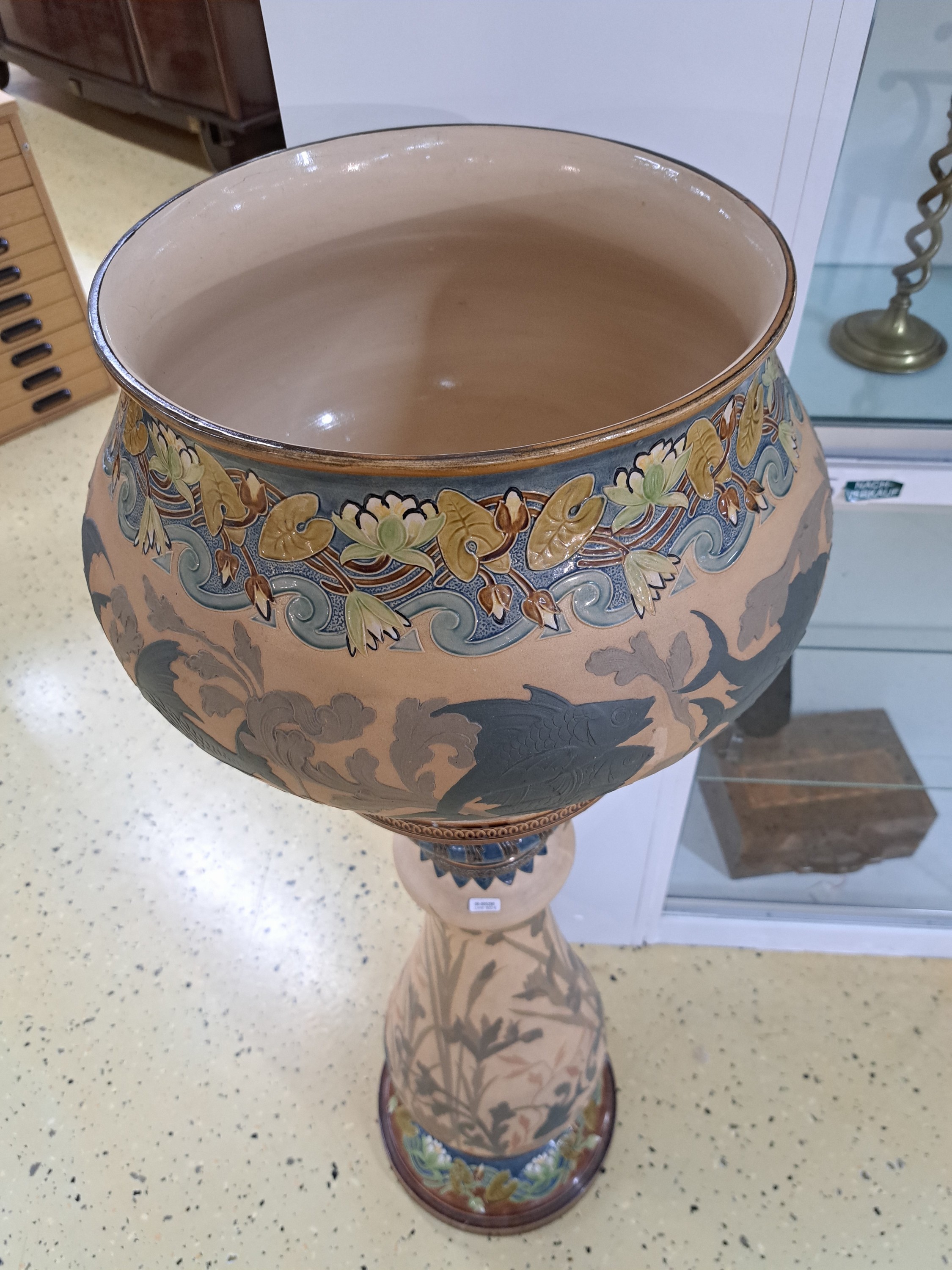 Detail d: Großer Blumentopf/Pot de fleur auf Säule, Villeroy & Boch, Mettlach, um 1900, Seen- bzw. Unterwasserlandschaft, heller Keramikscherben mit reichem ...