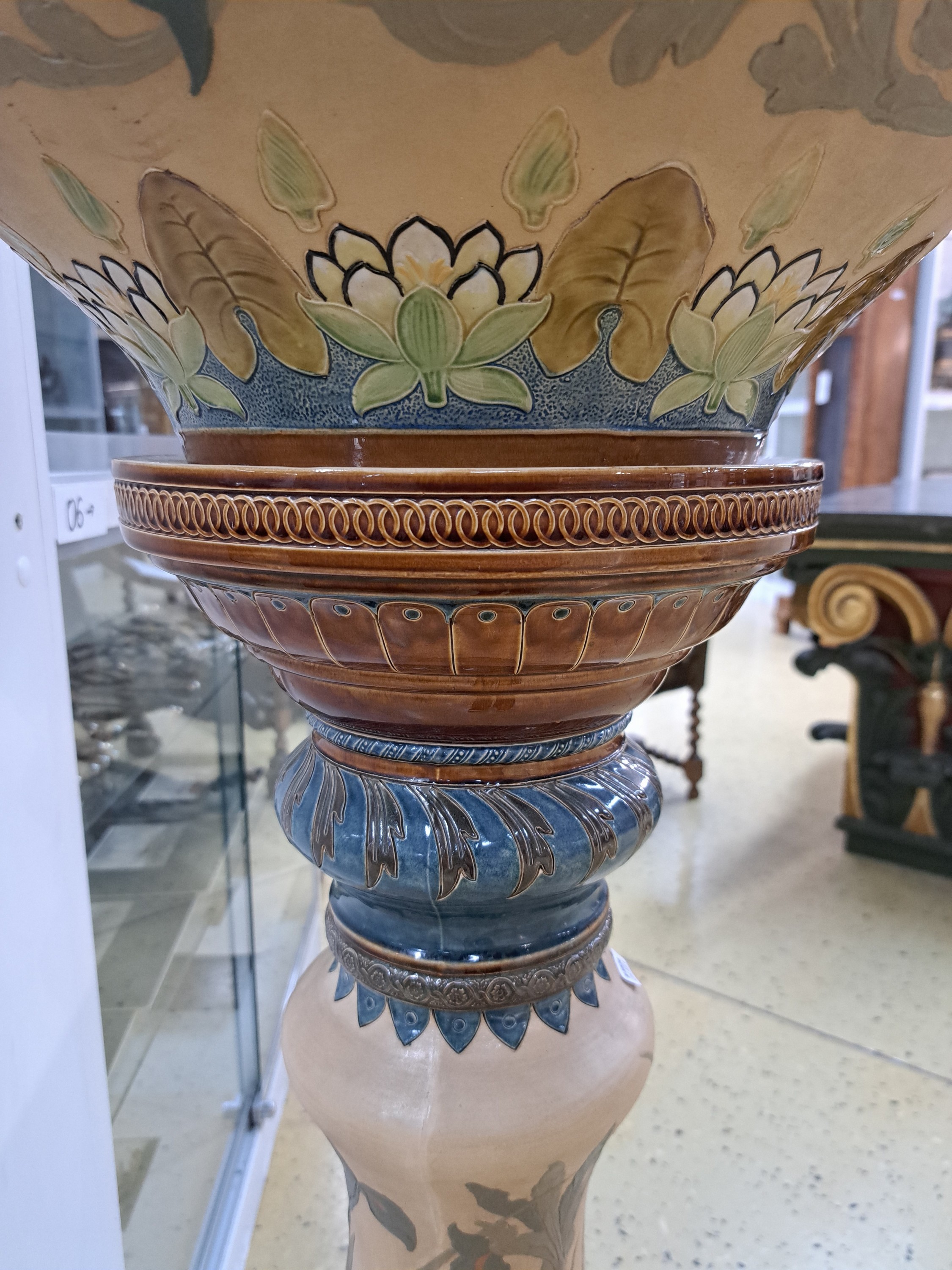 Detail f: Großer Blumentopf/Pot de fleur auf Säule, Villeroy & Boch, Mettlach, um 1900, Seen- bzw. Unterwasserlandschaft, heller Keramikscherben mit reichem ...