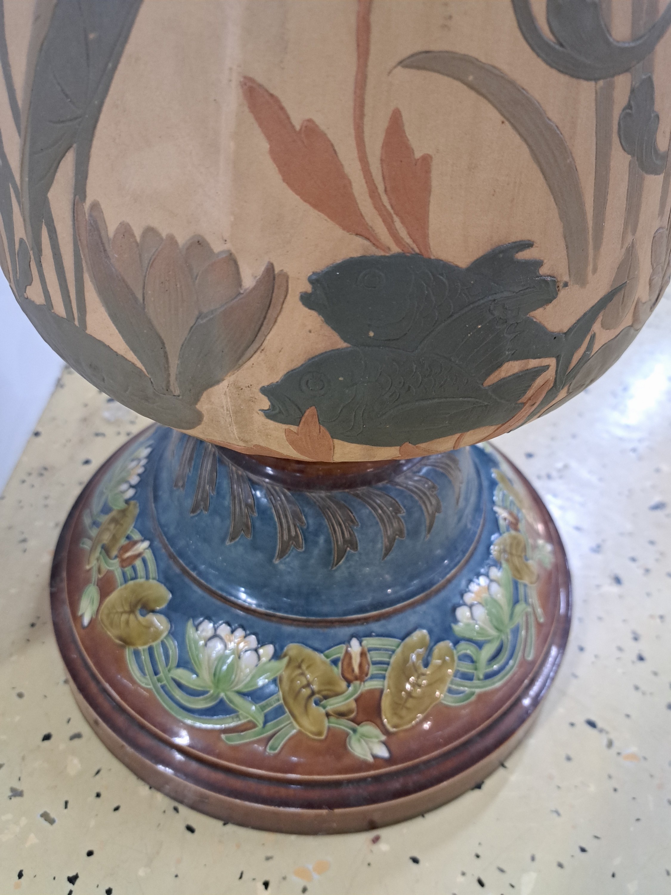 Detail h: Großer Blumentopf/Pot de fleur auf Säule, Villeroy & Boch, Mettlach, um 1900, Seen- bzw. Unterwasserlandschaft, heller Keramikscherben mit reichem ...