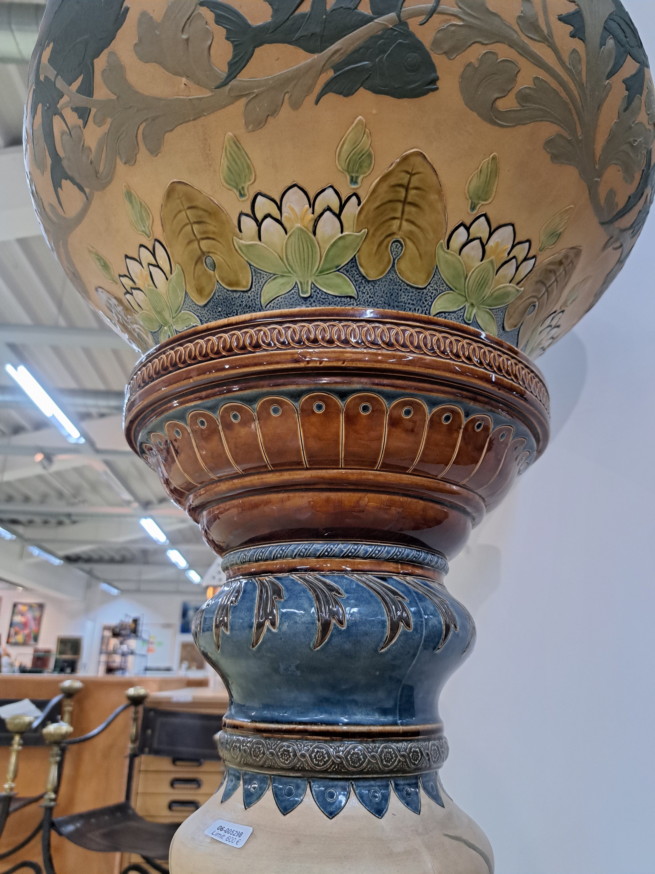 Detail i: Großer Blumentopf/Pot de fleur auf Säule, Villeroy & Boch, Mettlach, um 1900, Seen- bzw. Unterwasserlandschaft, heller Keramikscherben mit reichem ...