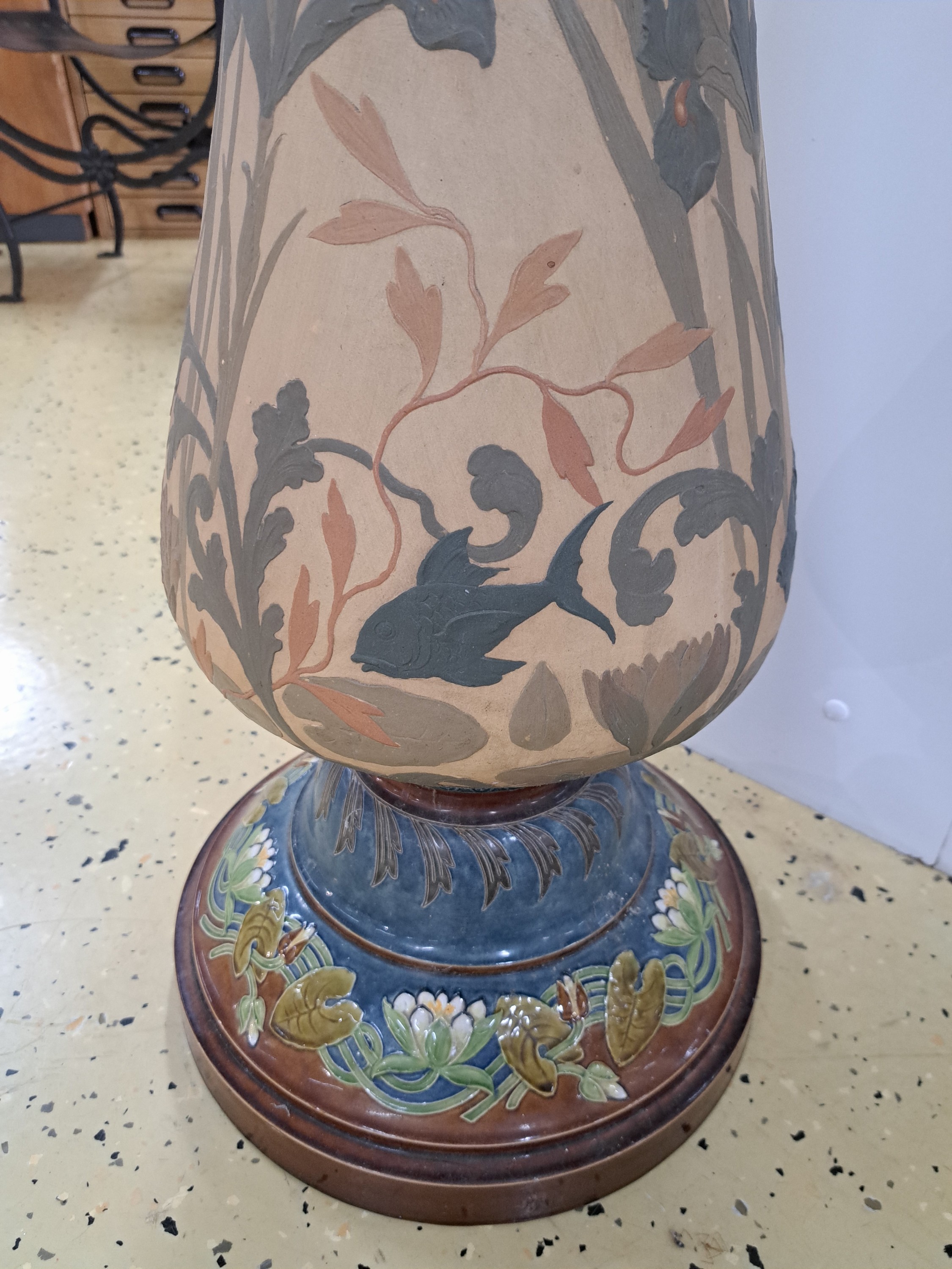Detail j: Großer Blumentopf/Pot de fleur auf Säule, Villeroy & Boch, Mettlach, um 1900, Seen- bzw. Unterwasserlandschaft, heller Keramikscherben mit reichem ...