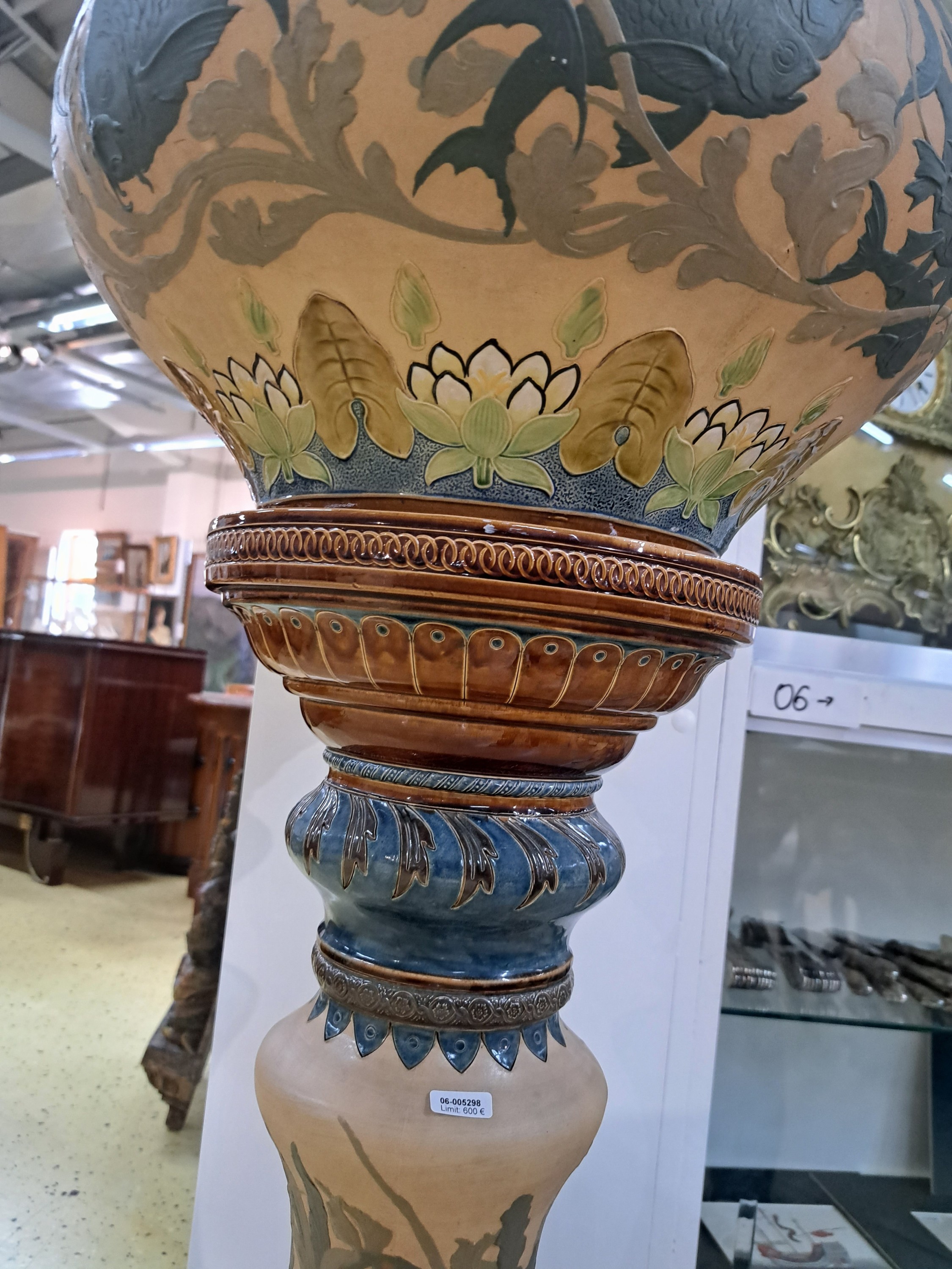 Detail k: Großer Blumentopf/Pot de fleur auf Säule, Villeroy & Boch, Mettlach, um 1900, Seen- bzw. Unterwasserlandschaft, heller Keramikscherben mit reichem ...