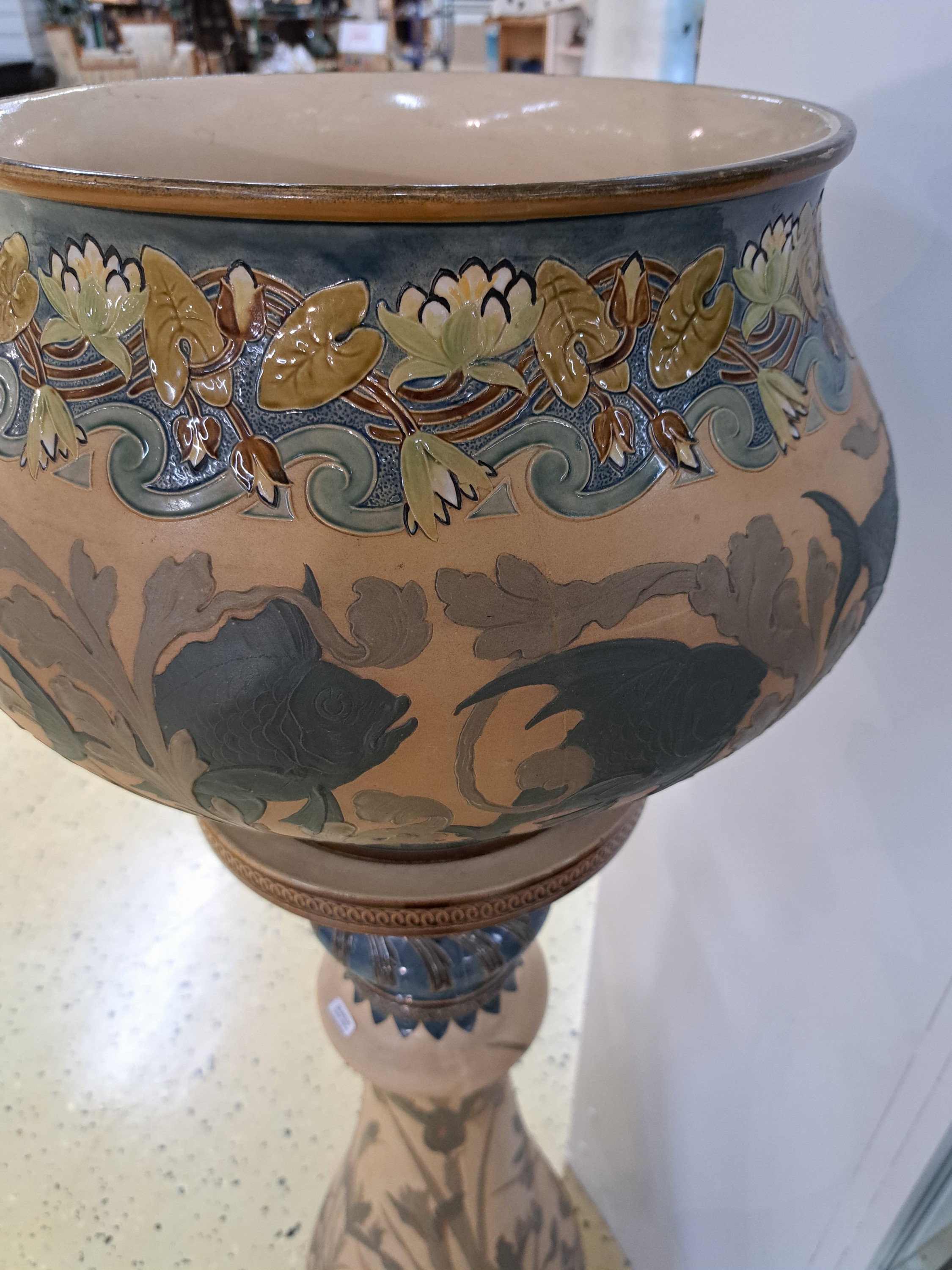 Detail l: Großer Blumentopf/Pot de fleur auf Säule, Villeroy & Boch, Mettlach, um 1900, Seen- bzw. Unterwasserlandschaft, heller Keramikscherben mit reichem ...