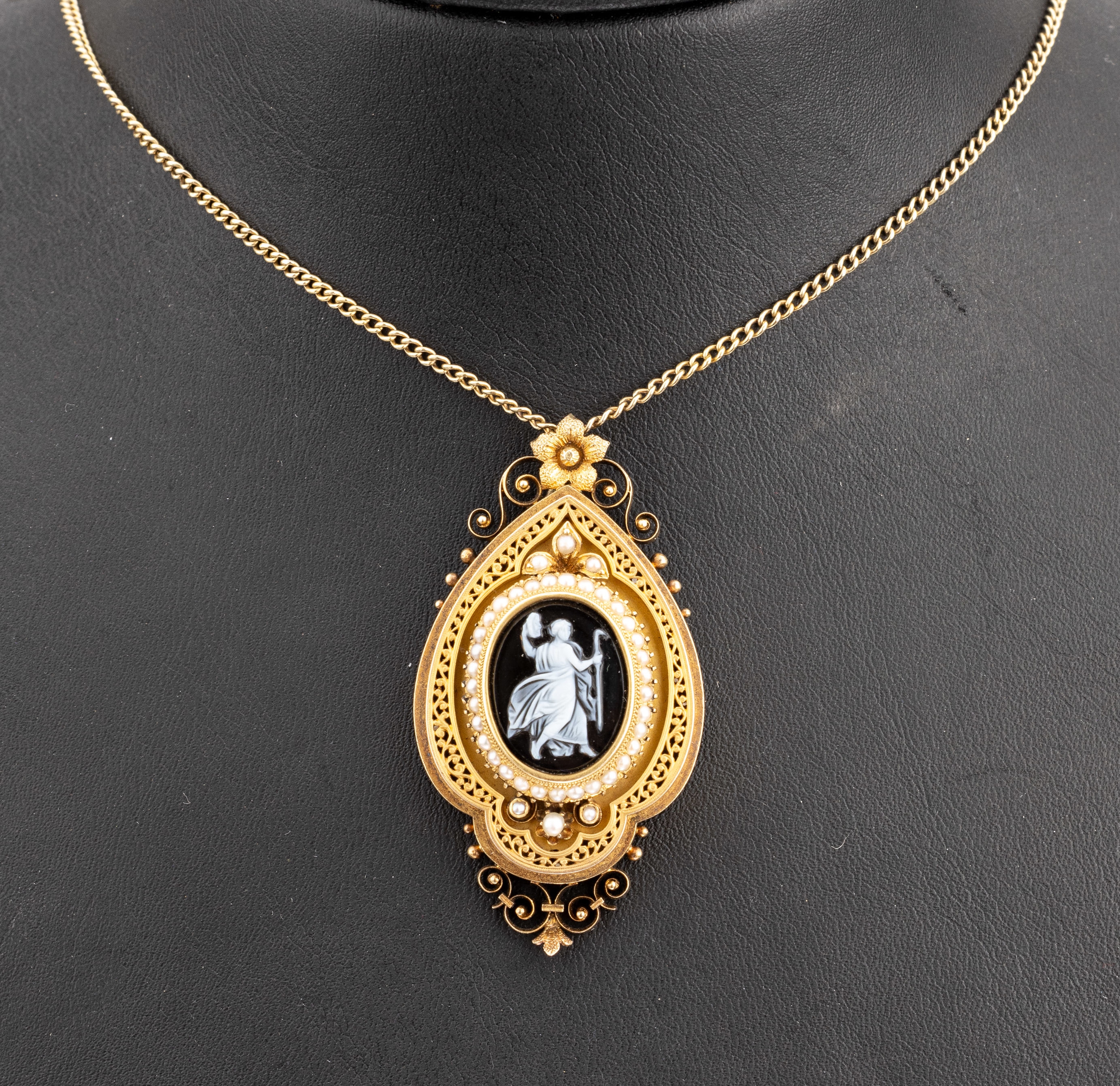 14 kt Gold Medaillon-Anhänger, wohl Österreichum 1860, GG 585/000, durchbrochen gearbeitet, florale Gestaltung, Lagensteinkamee, Darstellung einer ...