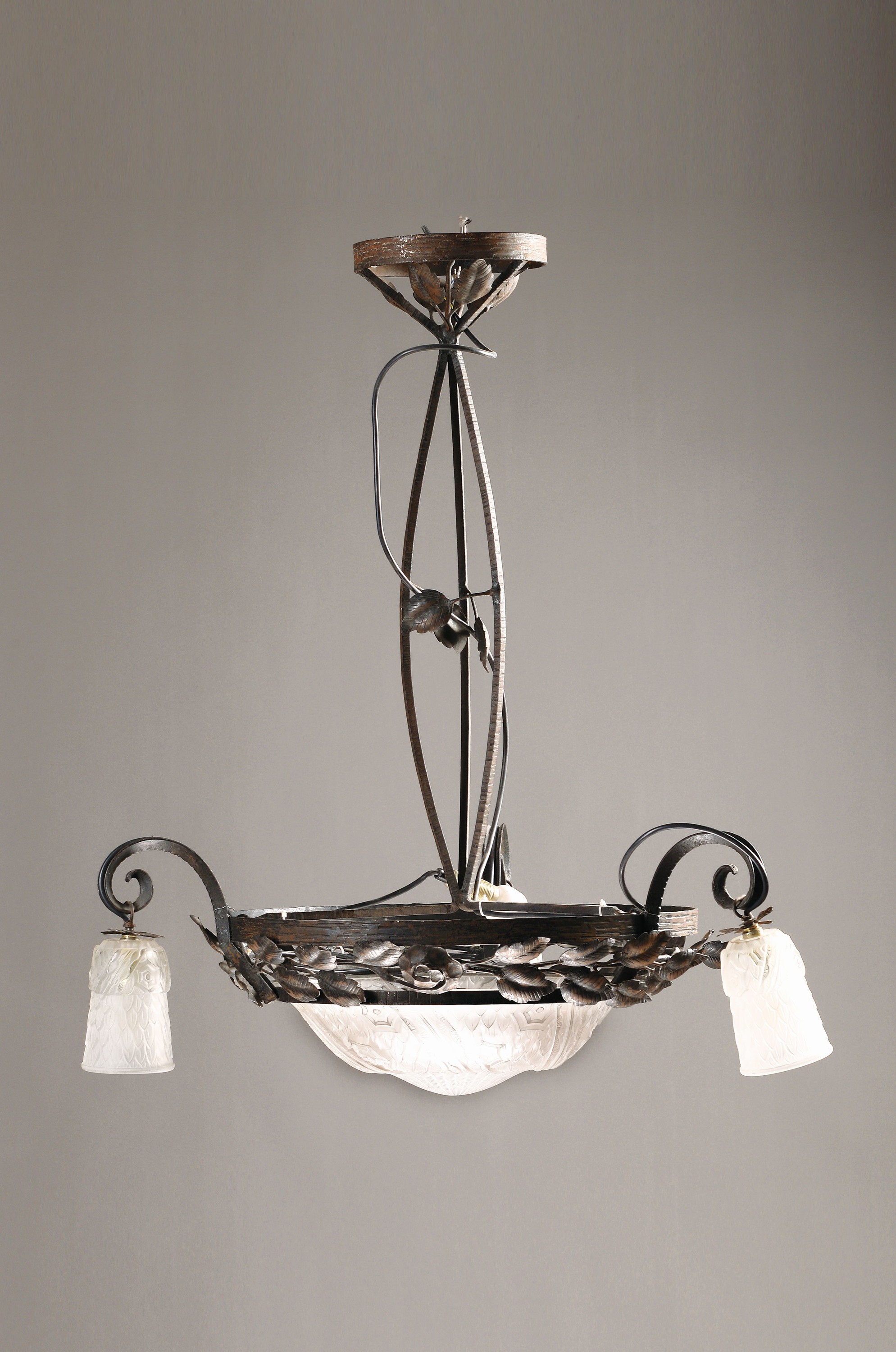 Deckenlampe, Jugendstil, um 1900, 4 Brennstellen, matte Glasschirme, Montur aus Eisenguss, Elektrifizierung nicht geprüft, H. ca. 94 cm, D. ca. 52 ...