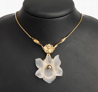 Image 26786138 - 14 kt gold necklace with rock crystal blossom