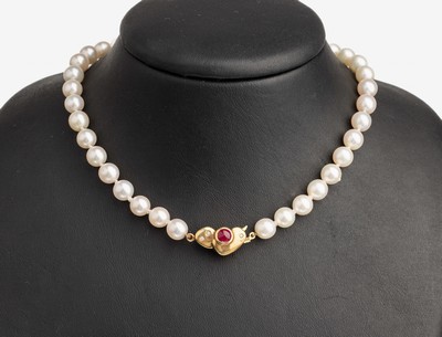 Image 26786179 - Chain of cultured pearls with 14 kt gold clasp