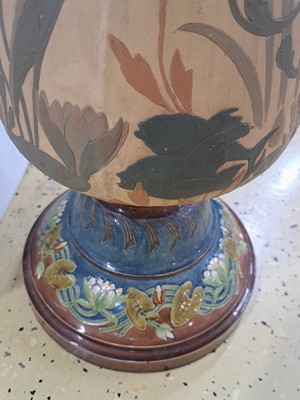 26786193h - Large flower pot/pot de fleur on a column, Villeroy & Boch, Mettlach, around 1900, lake or underwater landscape, light-colored ceramic shards with rich surrounding incised decoration of water lilies, fish and rich underwater flora, colorfully decorated, model no. 2427, stamp and model number. 2427 and 97, 08, H.ca. 130cm