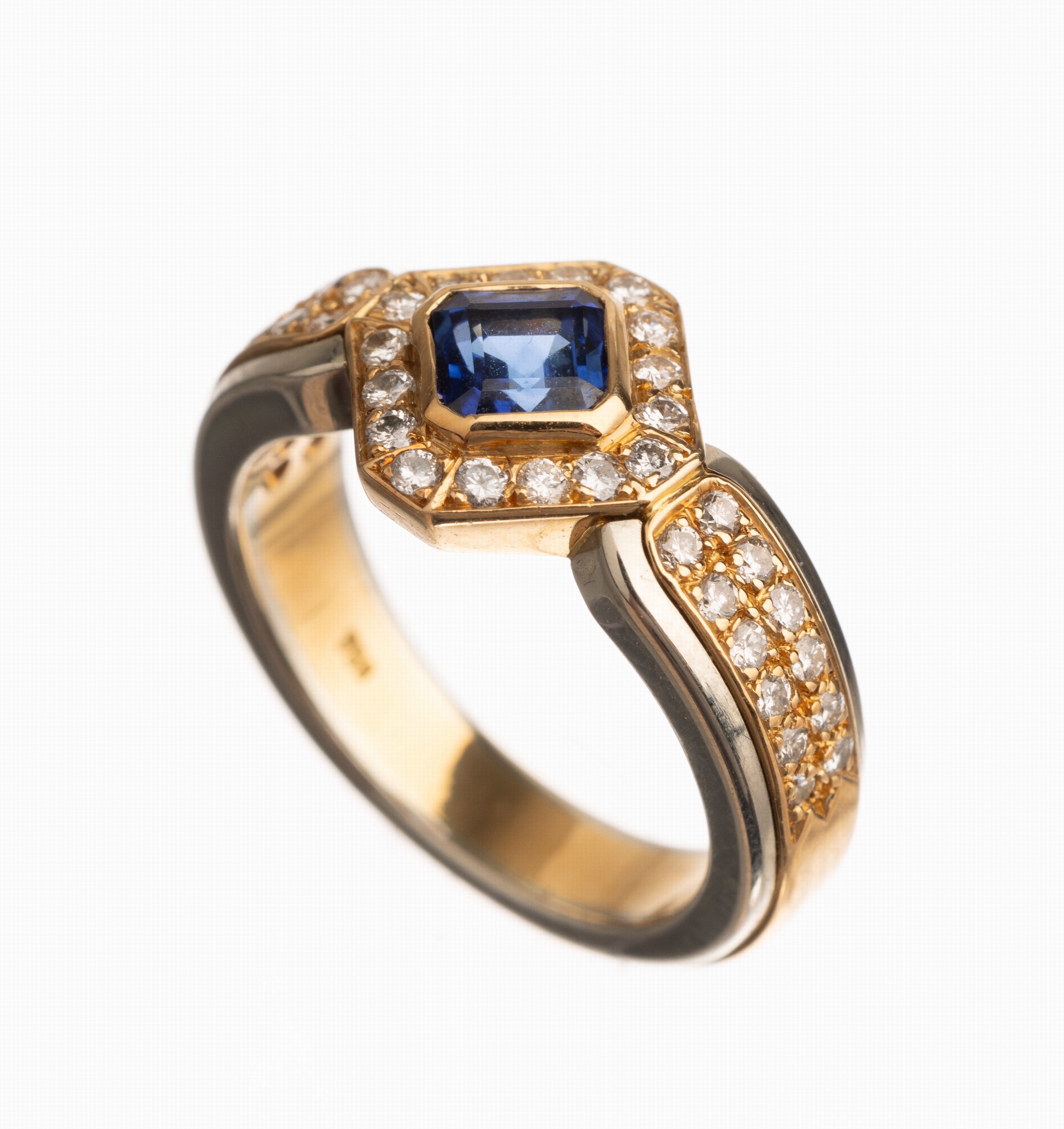 18 kt Gold Saphir-Diamant-Ring, GG/WG 750/000, mittig facett. Saphir ca. 0.50 ct, 40Diamanten zus. ca. 0.40 ct Weiß/si, RW 49, 7.6 g