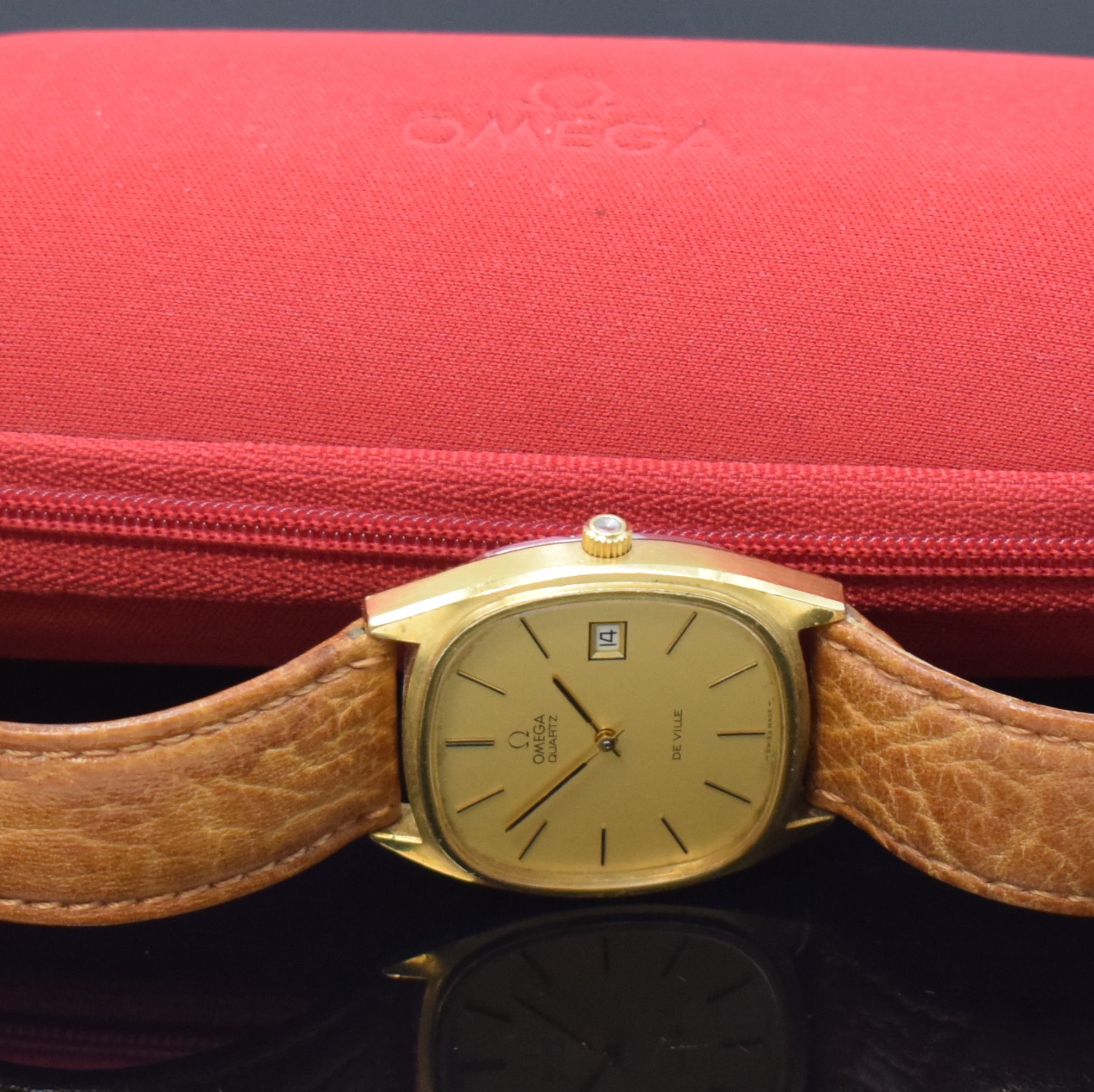 Detail d: OMEGA De Ville Quarz Armbanduhr Referenz 192.0028, Schweiz um 1977, quarz, verg. Geh., Stahlboden aufgedr., champagnerfarb. Zifferbl. fl., aufgel ...