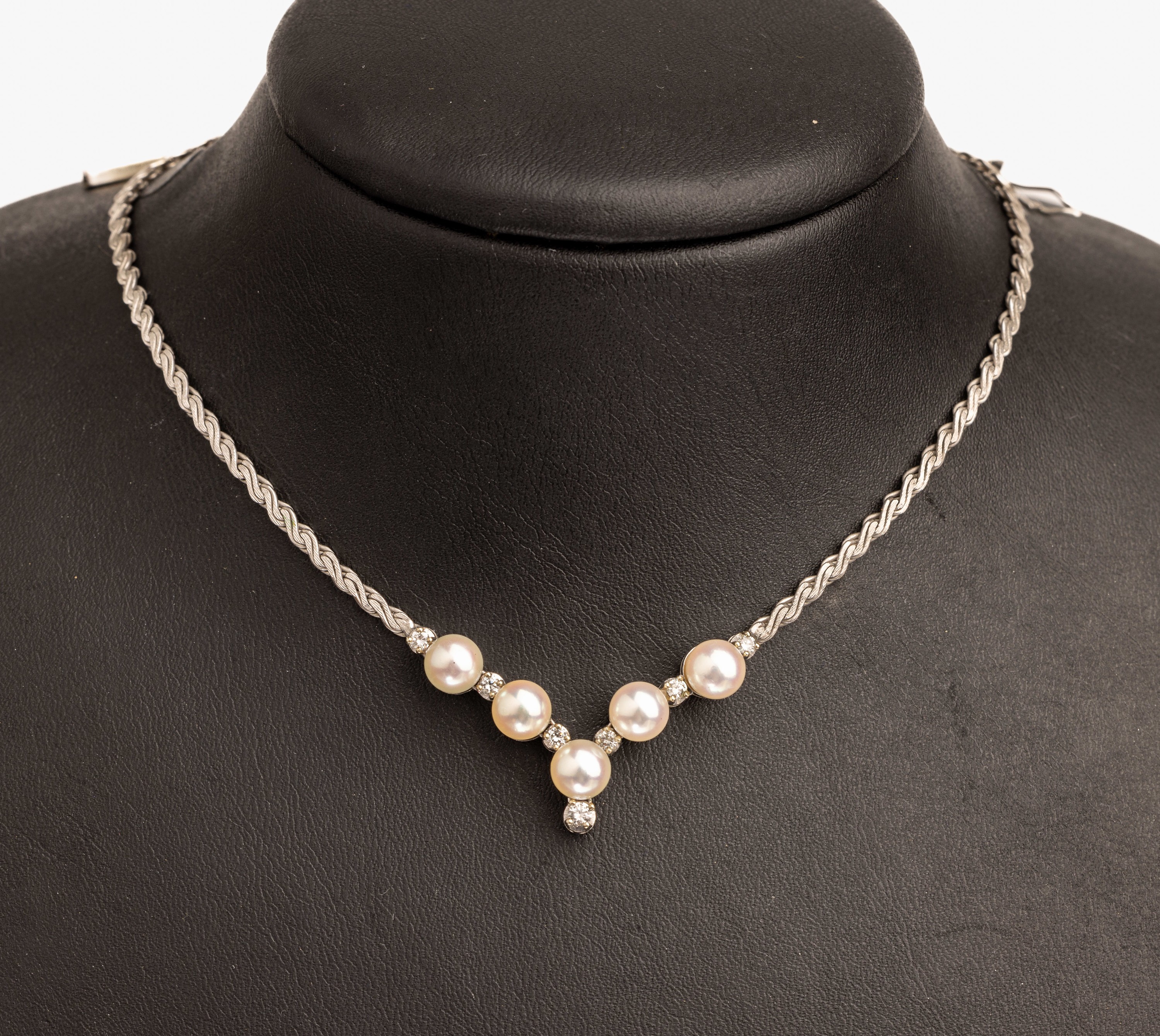 18 kt Gold Akoyazuchtperl Brillant Collier, WG 750/000, 5 Akoyaperlen von schönem Lüster, D. ca. 6 mm, 7 Brillanten zus. ca. 0.38 ct Weiß/si, ...