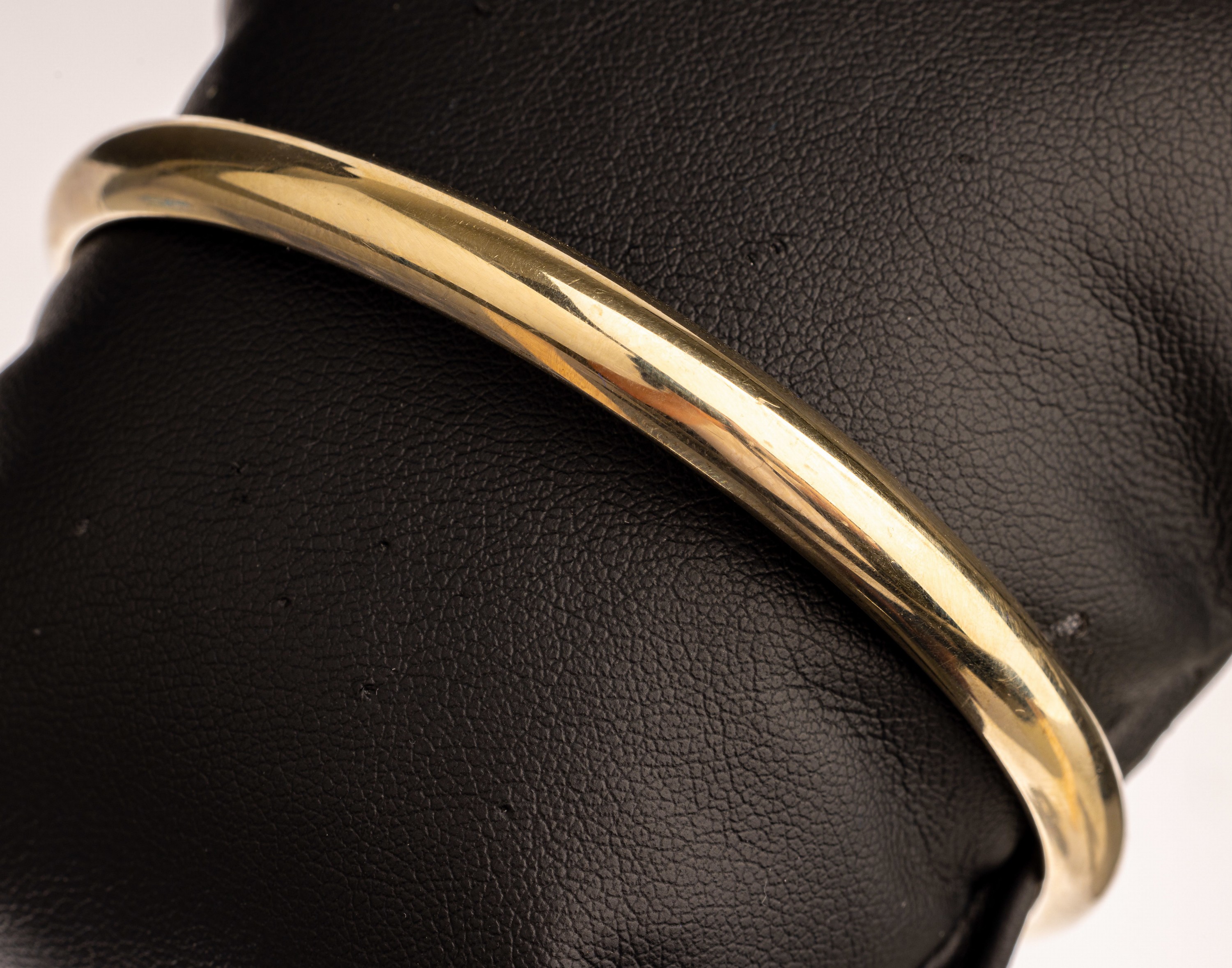18 kt Gold Armreif, ca. 12.9 g, WG 750/000 sollte neu rhod. werden, hohl gearbeitet, D. ca. 6.7 cm, kl. Delle