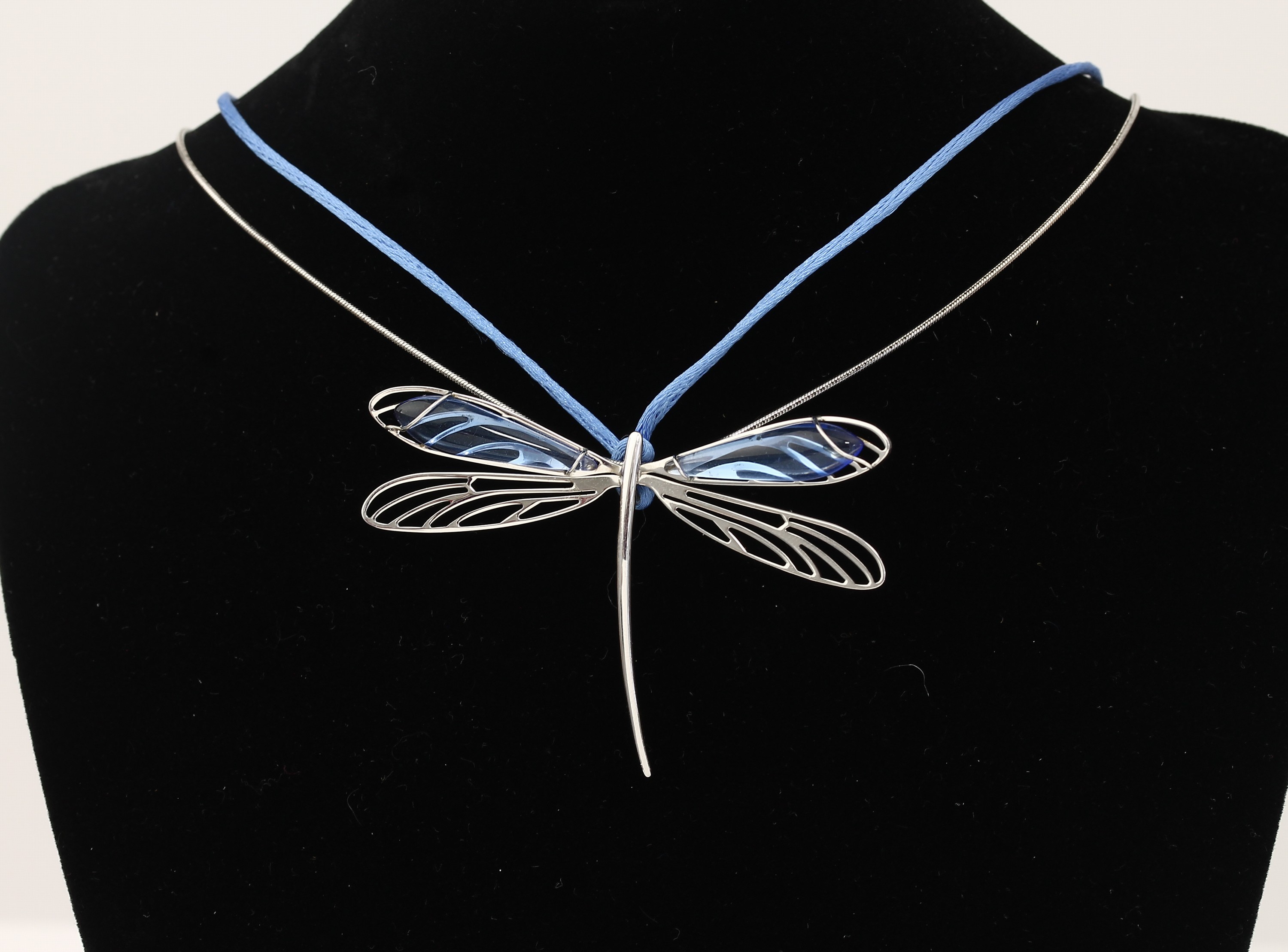 LALIQUE Schmetterlingsanhänger, 925er Silber, 2 Flügel mit hellblauem Glasstein- cabochon, ca. 6.5 x 4 cm, mit Seidenkordel L. ca. 86 cm und 925er ...