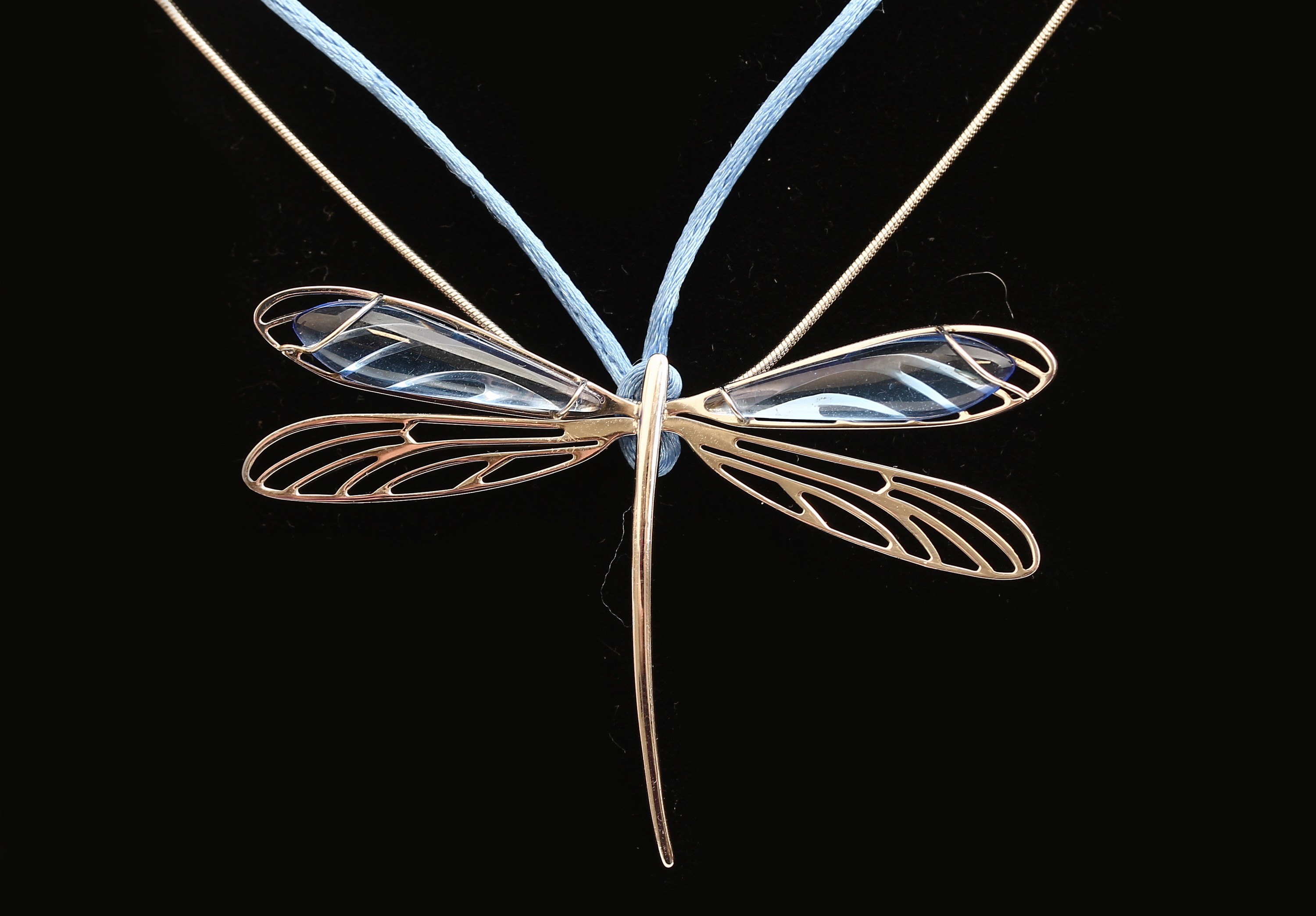 Detail b: LALIQUE Schmetterlingsanhänger, 925er Silber, 2 Flügel mit hellblauem Glasstein- cabochon, ca. 6.5 x 4 cm, mit Seidenkordel L. ca. 86 cm und 925er ...