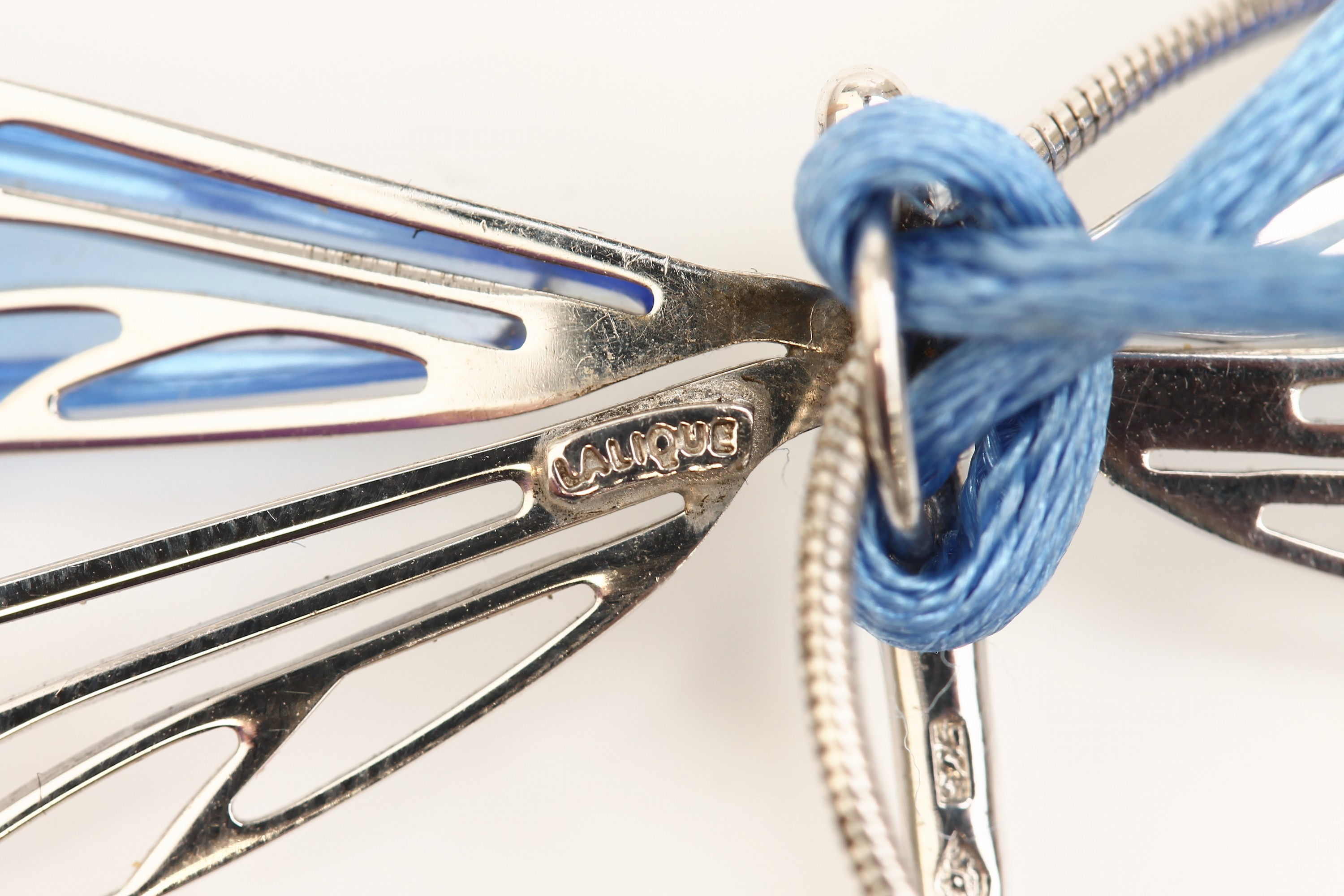 Detail c: LALIQUE Schmetterlingsanhänger, 925er Silber, 2 Flügel mit hellblauem Glasstein- cabochon, ca. 6.5 x 4 cm, mit Seidenkordel L. ca. 86 cm und 925er ...