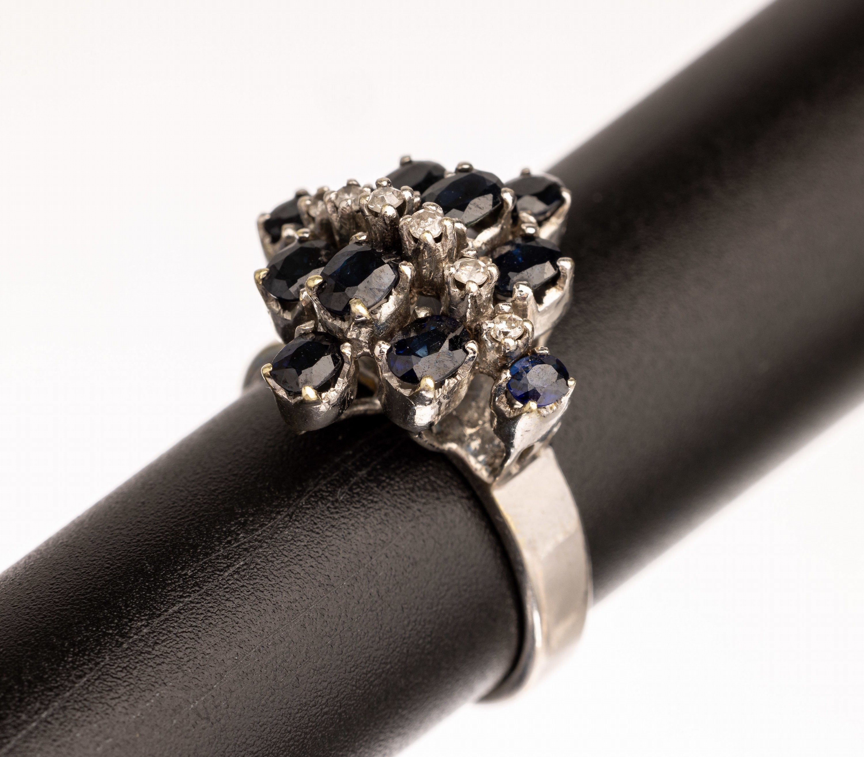 14 kt Gold Saphir-Diamant-Ring, WG 585/000,10 ovalfacett. Saphire zus. ca. 1.0 ct, 6 Diamanten zus. ca. 0.06 ct Weiß/pi, hoch aufgebaut, RW 55, ca. ...