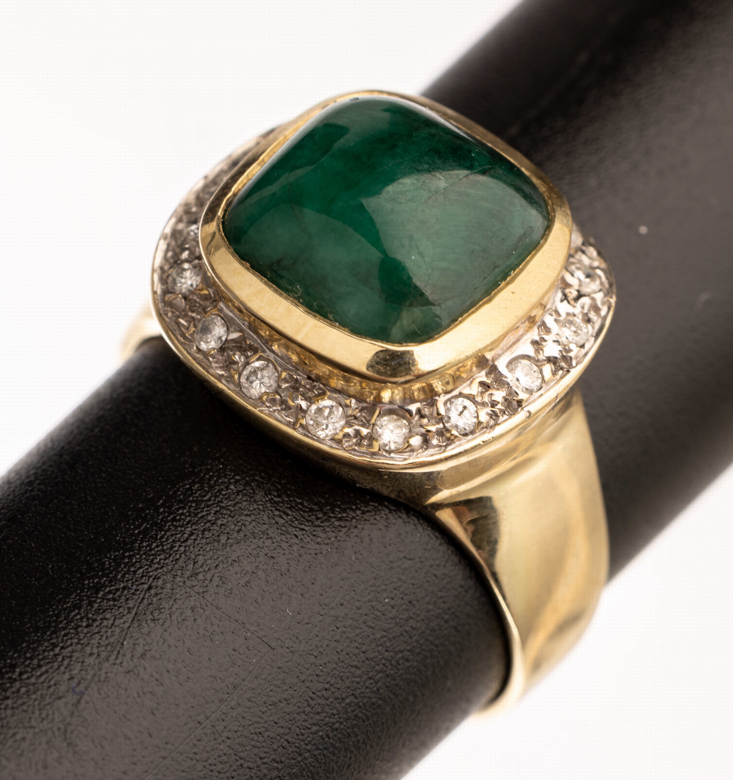 14 kt Gold Smaragd-Diamant Ring, GG 585/ 000, mittig Smaragdcabochon ca. 4.50 ct, 16 Diamanten zus. ca. 0.10 ct Weiß/pi, RW 57, ca.6.8 g