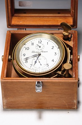 Image 26786288 - navy or ship's chronometer, Thomas Mercer, St. Albans England, mid/2nd half of the 20th century, one-piece wooden case with viewing window lid, clockwork with gimbal suspension and lock, inscribed on the dial, screw bezel, silver-plated dial with up and down display, small Second, cylindrical spiral, oil resinated, box 17x18x18 cm, front with missing plaque, orig. Key, condition of movement 3-4, housing 3