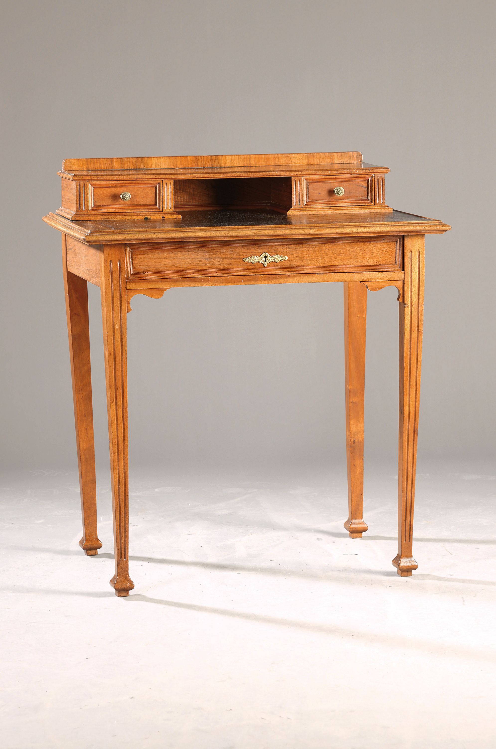 Damenschreibtisch, um 1900, Nußbaum massiv, Schreibplatte mit gold gepunztem Ledereinsatz, Aufsatz mit 2 Schubladen, Korpus eine Schublade, ca. 92 x ...
