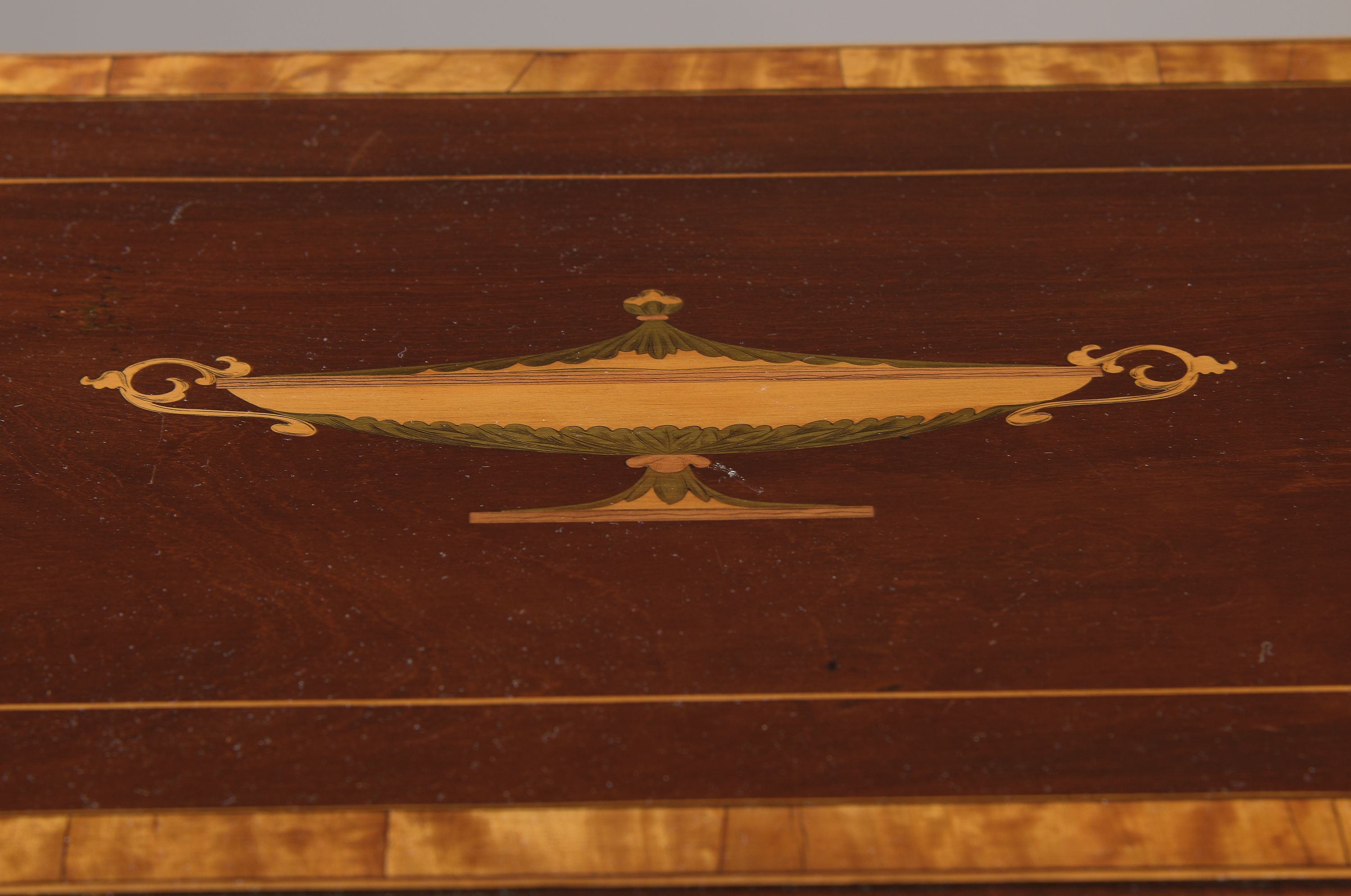 Detail a: Kleine Kommode, England, um 1800/20, Mahagonifurnier, helle Bandeinlagen abgesetzt, Deckplatte mit intarsiertem Deckelgefäss, orig. ...