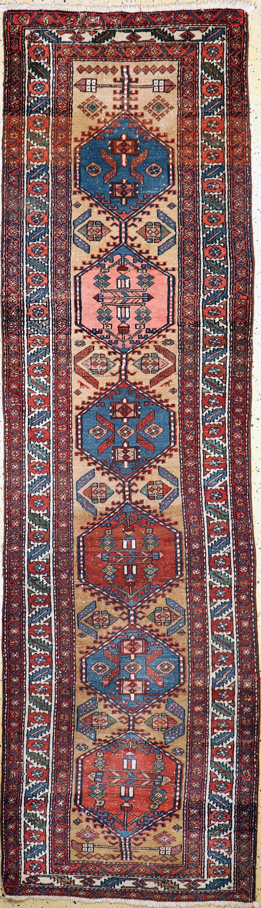 Garadjeh antik, Persien, um 1900, Wolle aufBaumwolle, ca. 310 x 89 cm, EHZ: 3(geflickt)