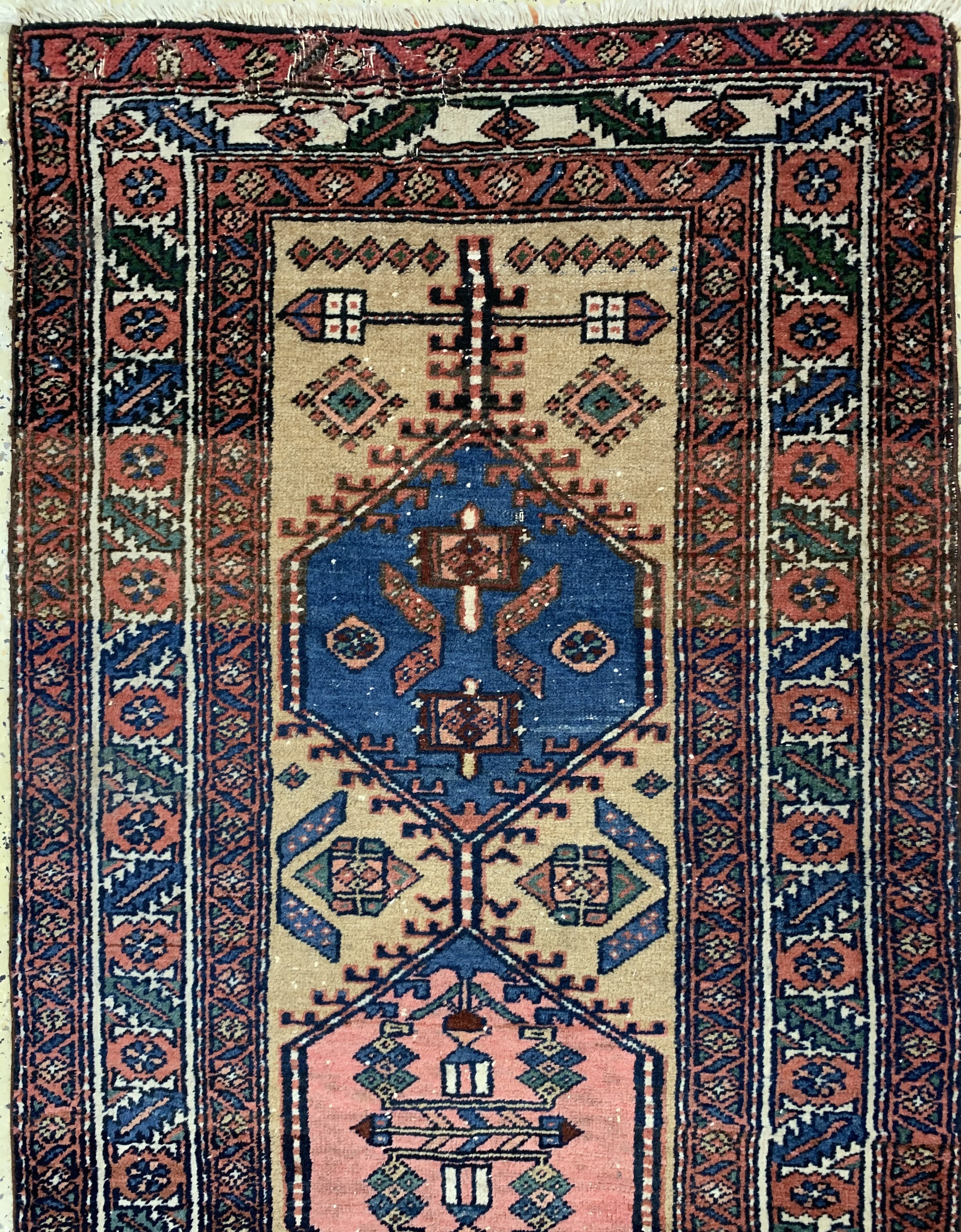 Detail a: Garadjeh antik, Persien, um 1900, Wolle aufBaumwolle, ca. 310 x 89 cm, EHZ: 3(geflickt)