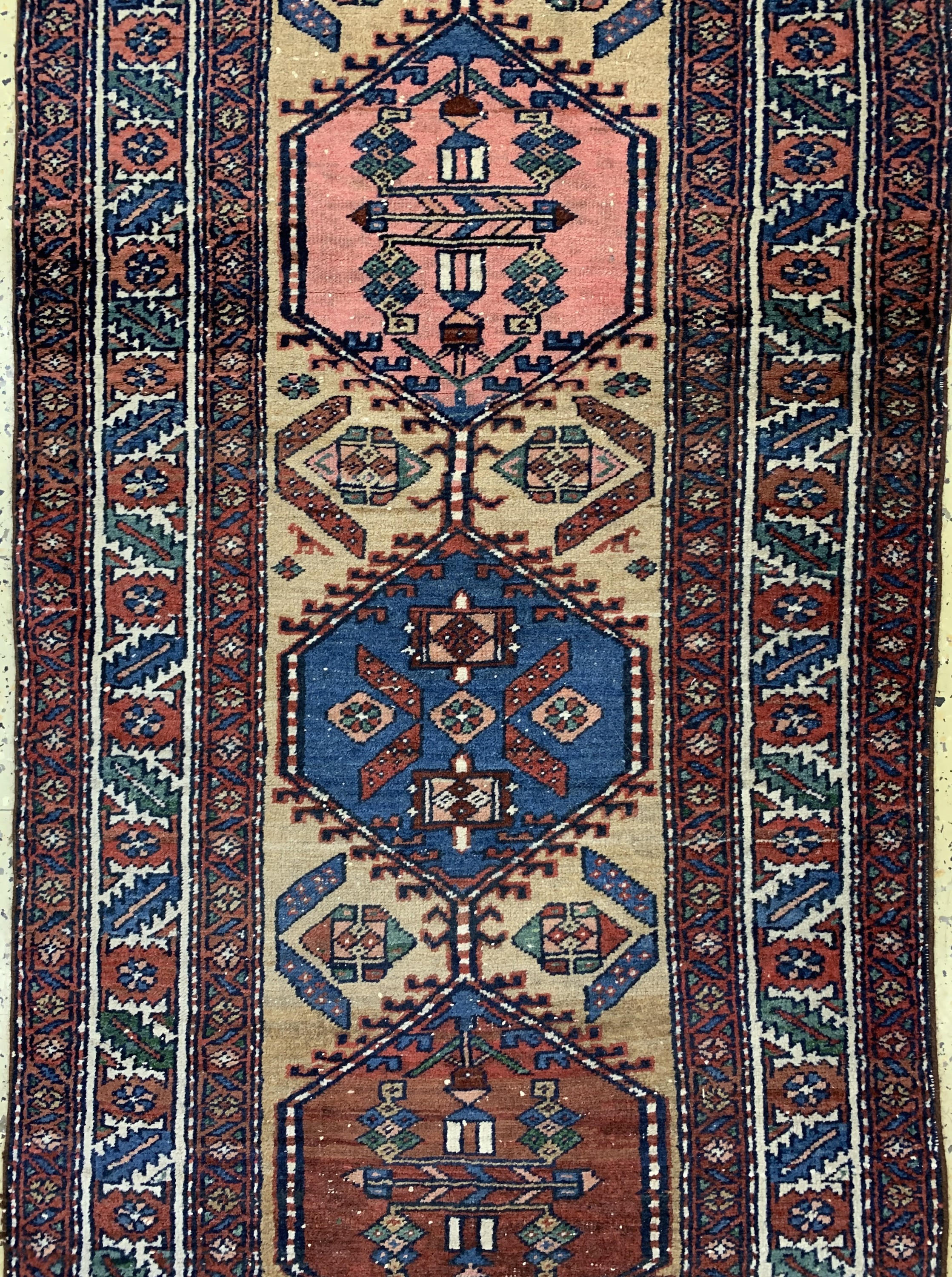Detail b: Garadjeh antik, Persien, um 1900, Wolle aufBaumwolle, ca. 310 x 89 cm, EHZ: 3(geflickt)