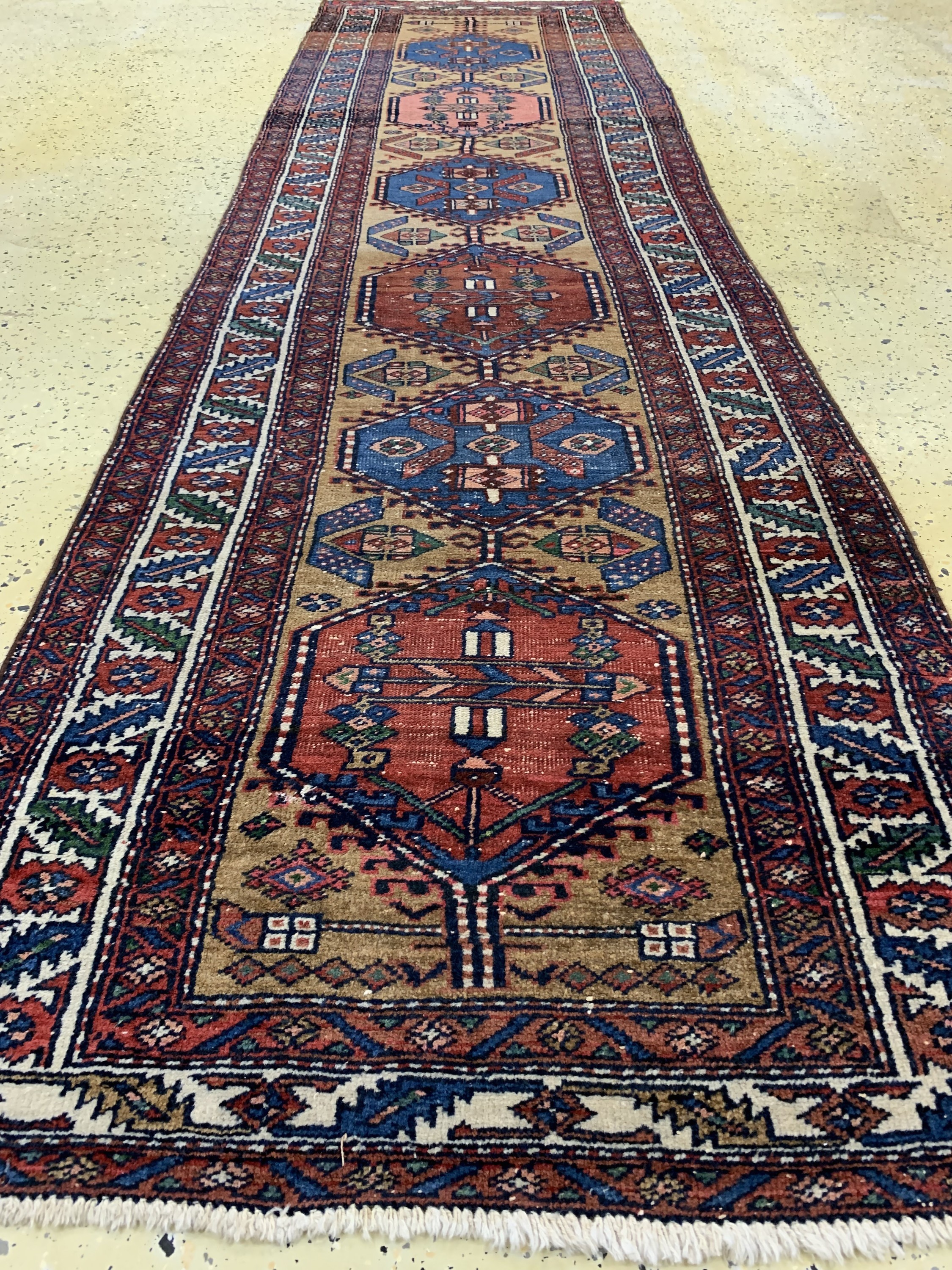 Detail c: Garadjeh antik, Persien, um 1900, Wolle aufBaumwolle, ca. 310 x 89 cm, EHZ: 3(geflickt)