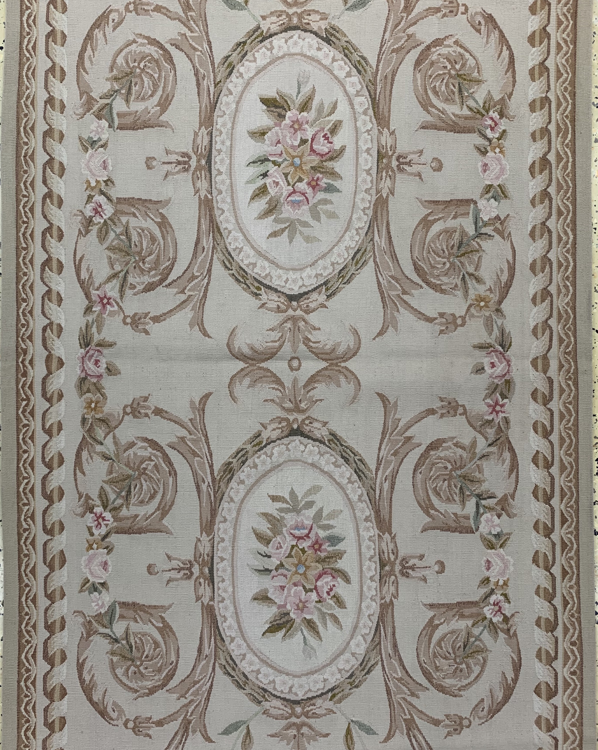 Detail b: Aubusson stil(flachgewebt), China, Ende 20.Jhd, Wolle auf Baumwolle, ca. 246 x 90 cm, EHZ: 1-2