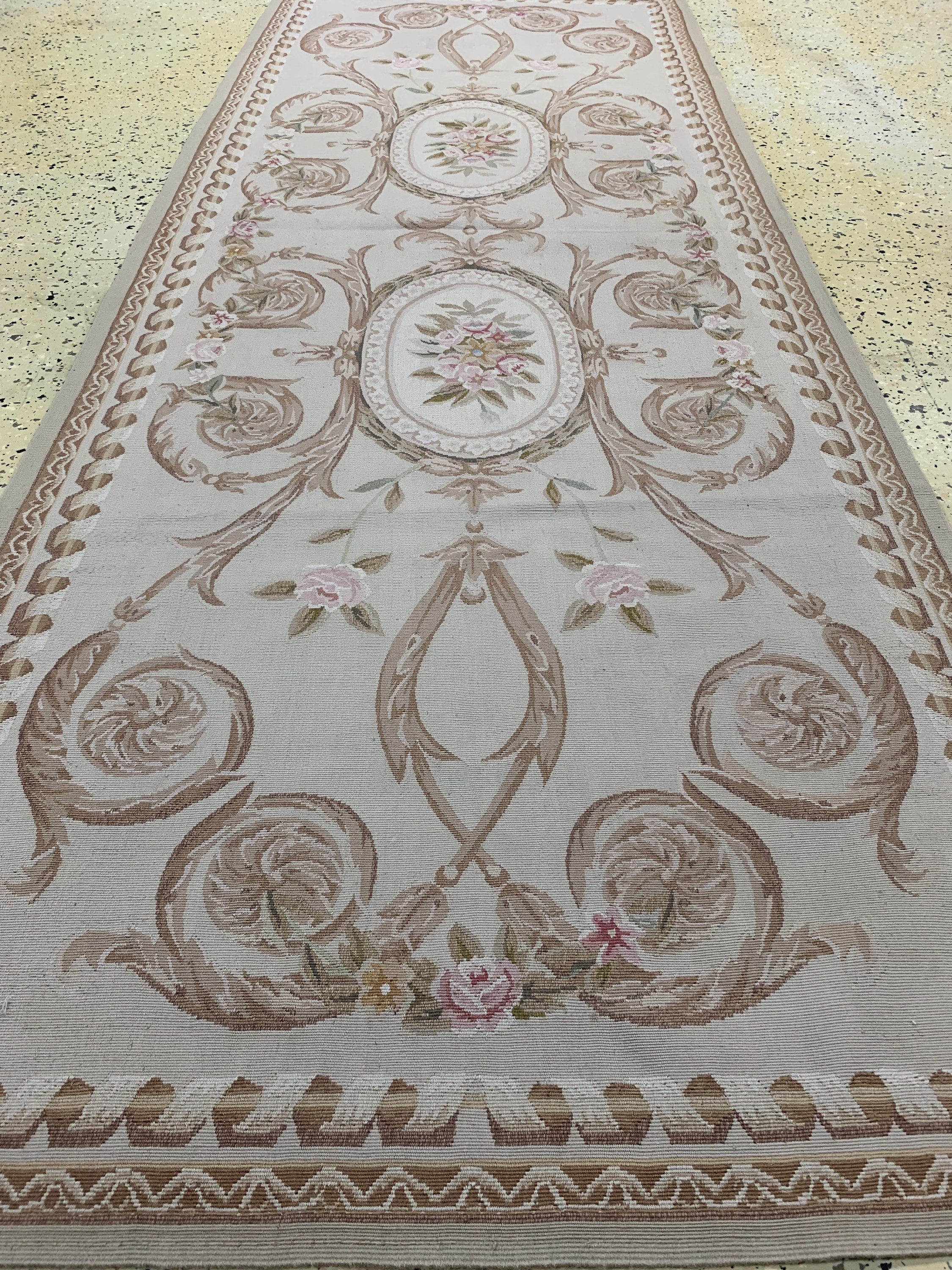 Detail c: Aubusson stil(flachgewebt), China, Ende 20.Jhd, Wolle auf Baumwolle, ca. 246 x 90 cm, EHZ: 1-2
