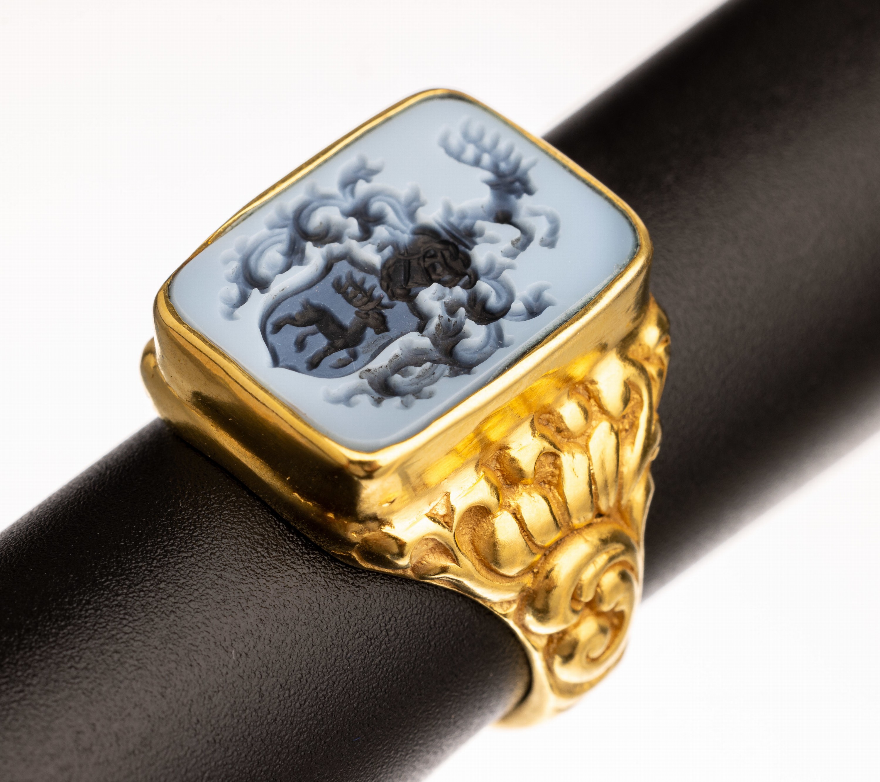 Siegelring mit Lagenachat, Idar- Oberstein um 1900, Silber verg., blauer Lagenachat mit Familienwappen, Siegelabdruck anbei, RW 63, ca. 14.0 g