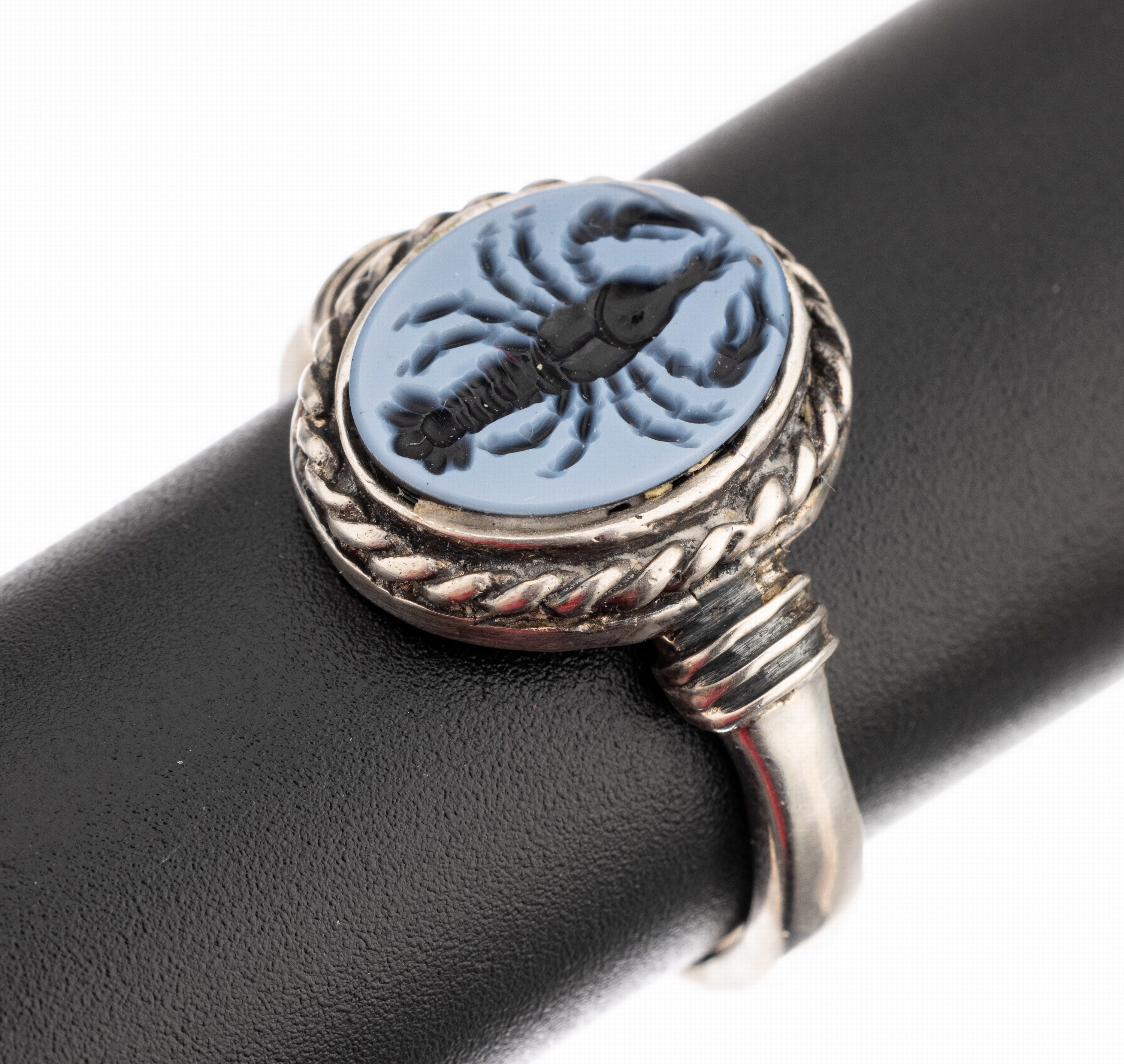 Siegelring mit Lagenachat, Idar-Oberstein um 1900, Silber hellblauer Lagenachat mit Darstellung eines Krebses, RW 68, ca. 10.3 g
