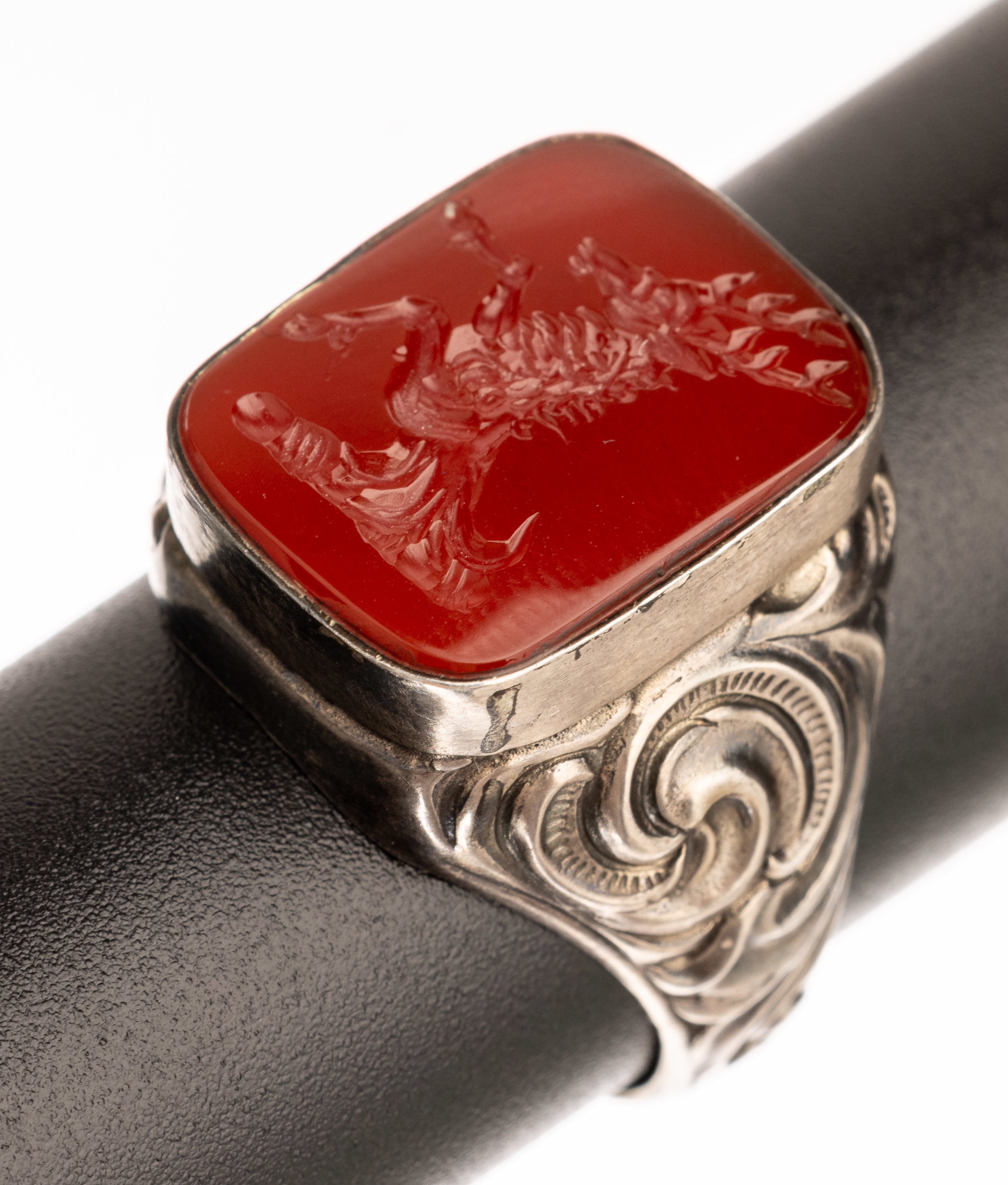 Siegelring mit Karneol, Idar-Oberstein um 1900, 835er Silber, Karneol mit Darstellung eines heraldischen steigender Hirsch, Siegelabdruck anbei, RW ...