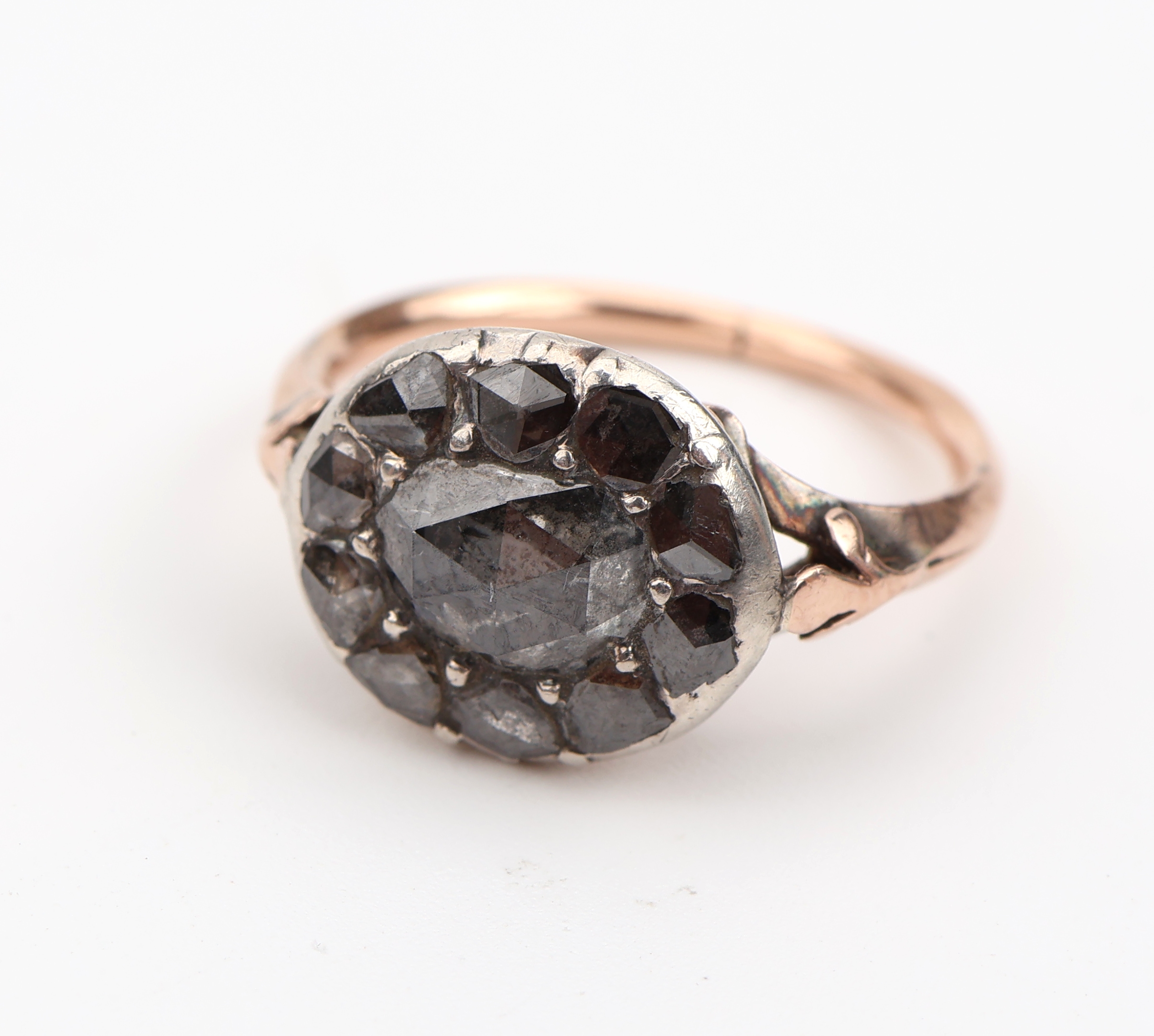 Detail a: 14 kt Gold Diamant-Ring, deutsch um 1800, RG 585/000 gepr., Ringkopf in Silber, bes. mitDiamantrosen, verbödet, Schiene RG, RW 49
