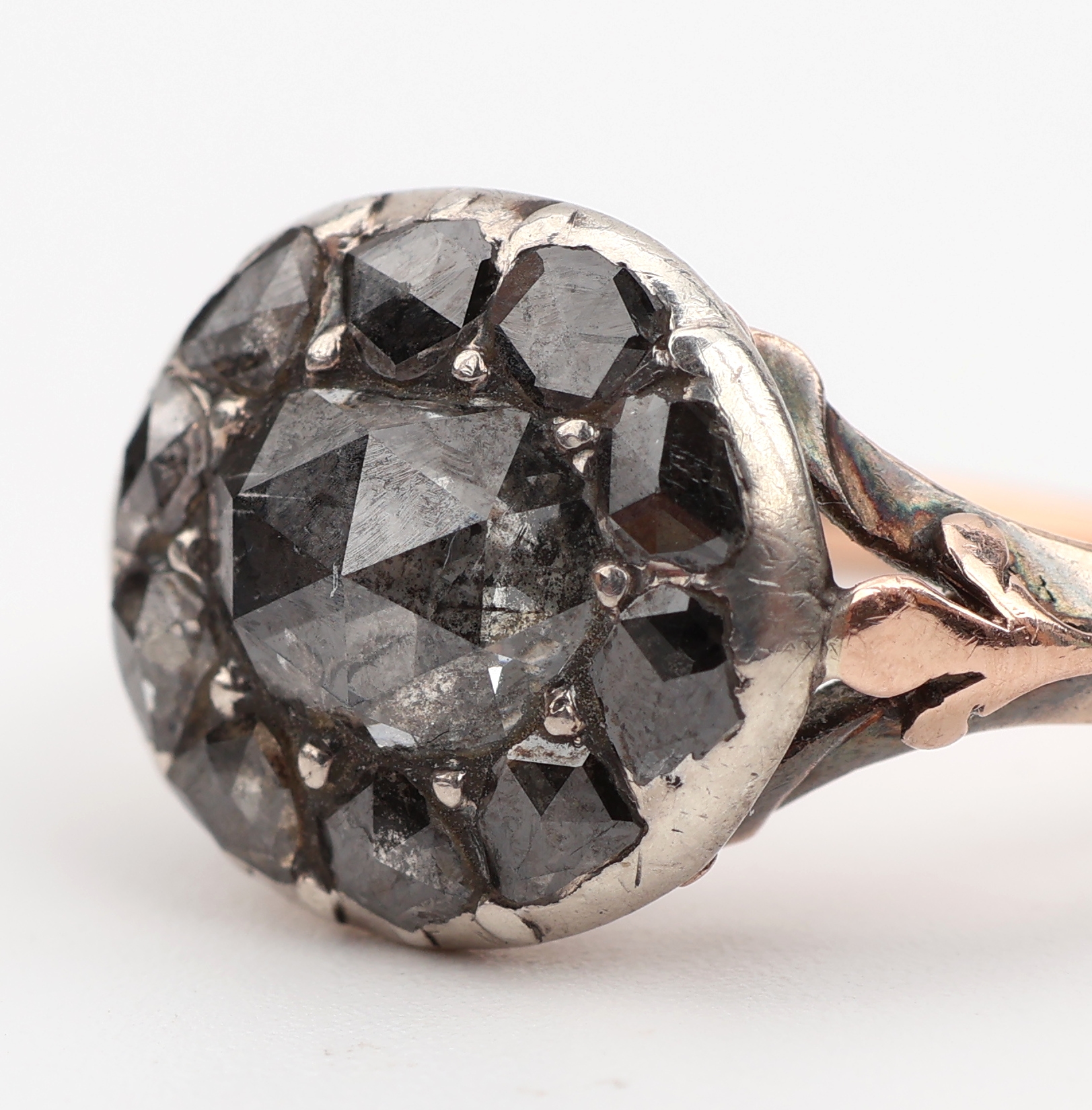 Detail b: 14 kt Gold Diamant-Ring, deutsch um 1800, RG 585/000 gepr., Ringkopf in Silber, bes. mitDiamantrosen, verbödet, Schiene RG, RW 49