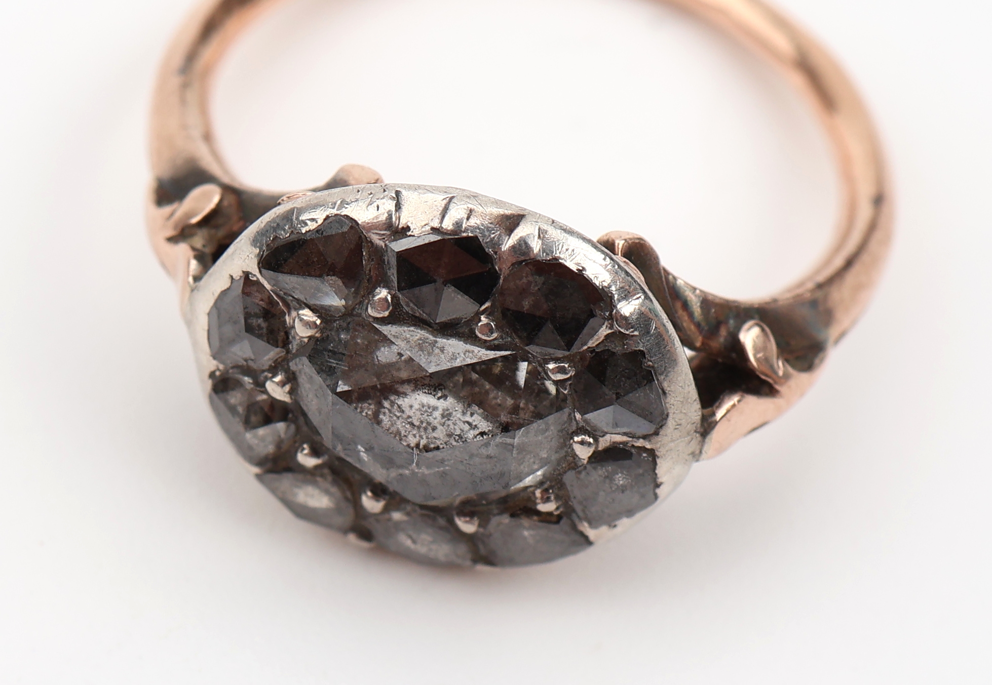 Detail c: 14 kt Gold Diamant-Ring, deutsch um 1800, RG 585/000 gepr., Ringkopf in Silber, bes. mitDiamantrosen, verbödet, Schiene RG, RW 49