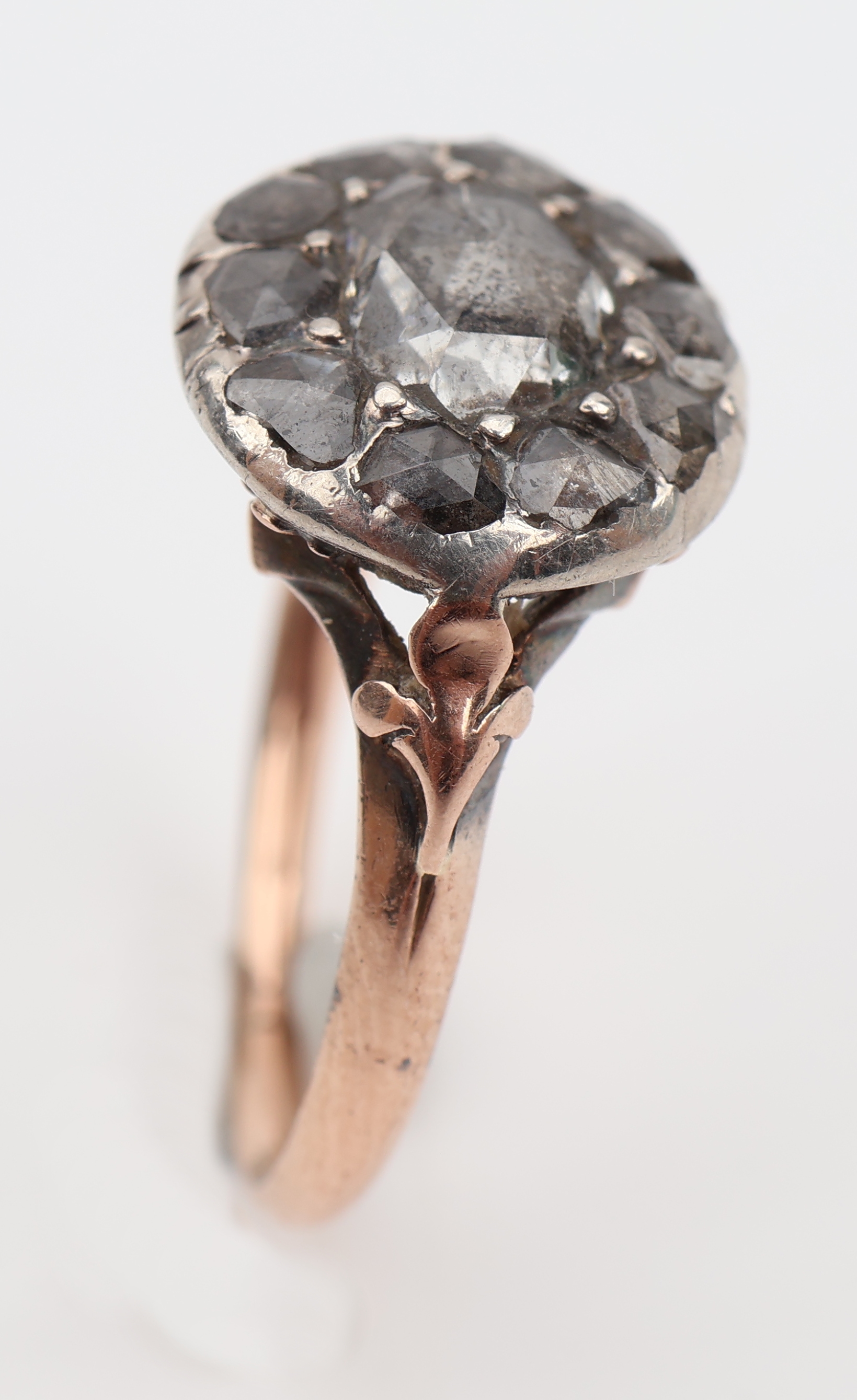 Detail g: 14 kt Gold Diamant-Ring, deutsch um 1800, RG 585/000 gepr., Ringkopf in Silber, bes. mitDiamantrosen, verbödet, Schiene RG, RW 49