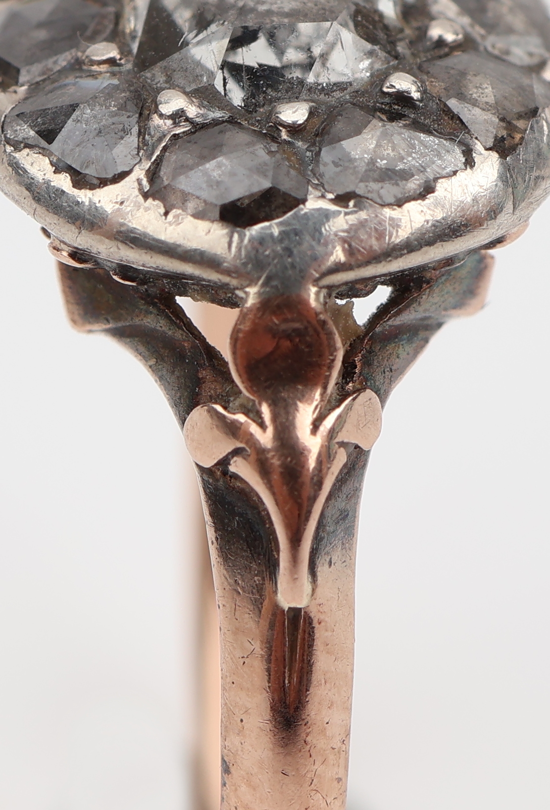Detail h: 14 kt Gold Diamant-Ring, deutsch um 1800, RG 585/000 gepr., Ringkopf in Silber, bes. mitDiamantrosen, verbödet, Schiene RG, RW 49