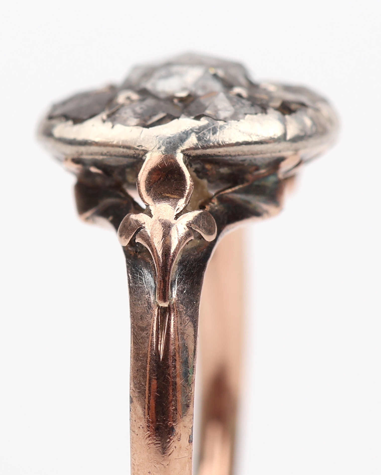 Detail i: 14 kt Gold Diamant-Ring, deutsch um 1800, RG 585/000 gepr., Ringkopf in Silber, bes. mitDiamantrosen, verbödet, Schiene RG, RW 49