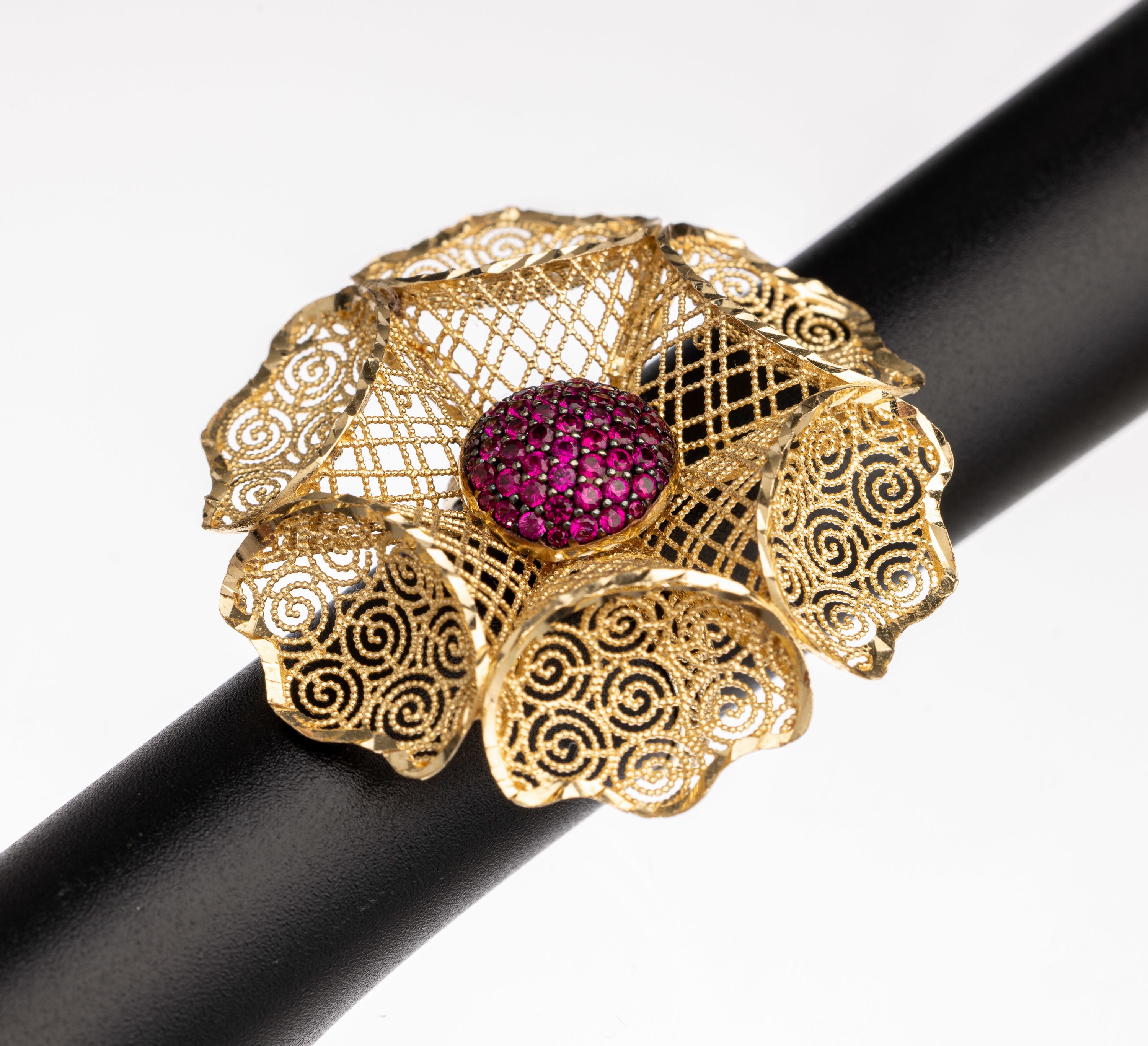 Ausgefallener 8 kt Gold Rubin Ring, GG 333/000, filigrane Golddrahtverz., Kordel- verz., Blütenstempel mit rundfacett. Rubinen zus. ca. 1.0 ct, RW ...