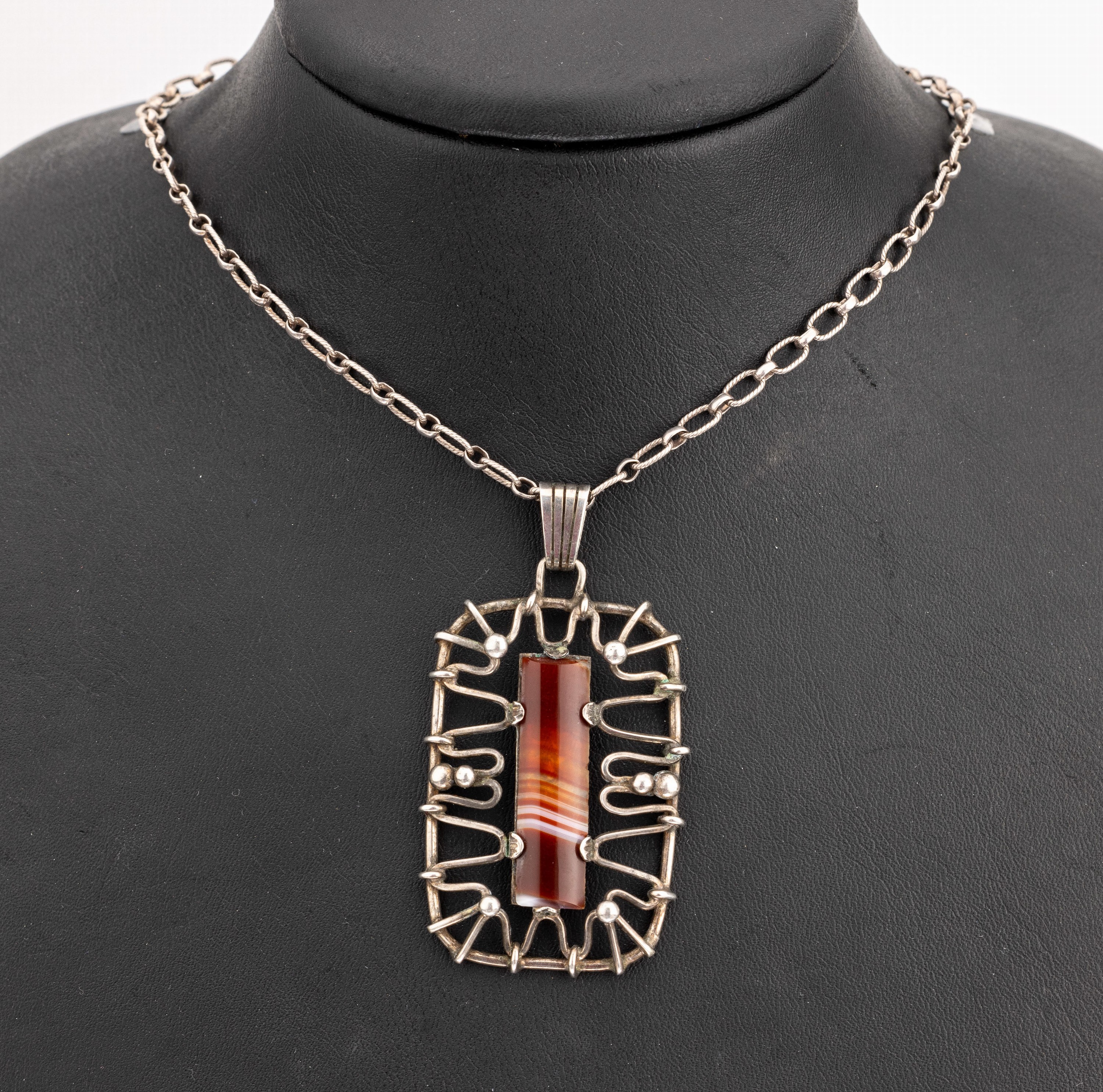 Art-Deco Streifenachat Anhänger an Kette, Idar Oberstein um 1900, Silberdraht- und Granulatverz., an Kette, L. ca. 60 cm, Federringschließe