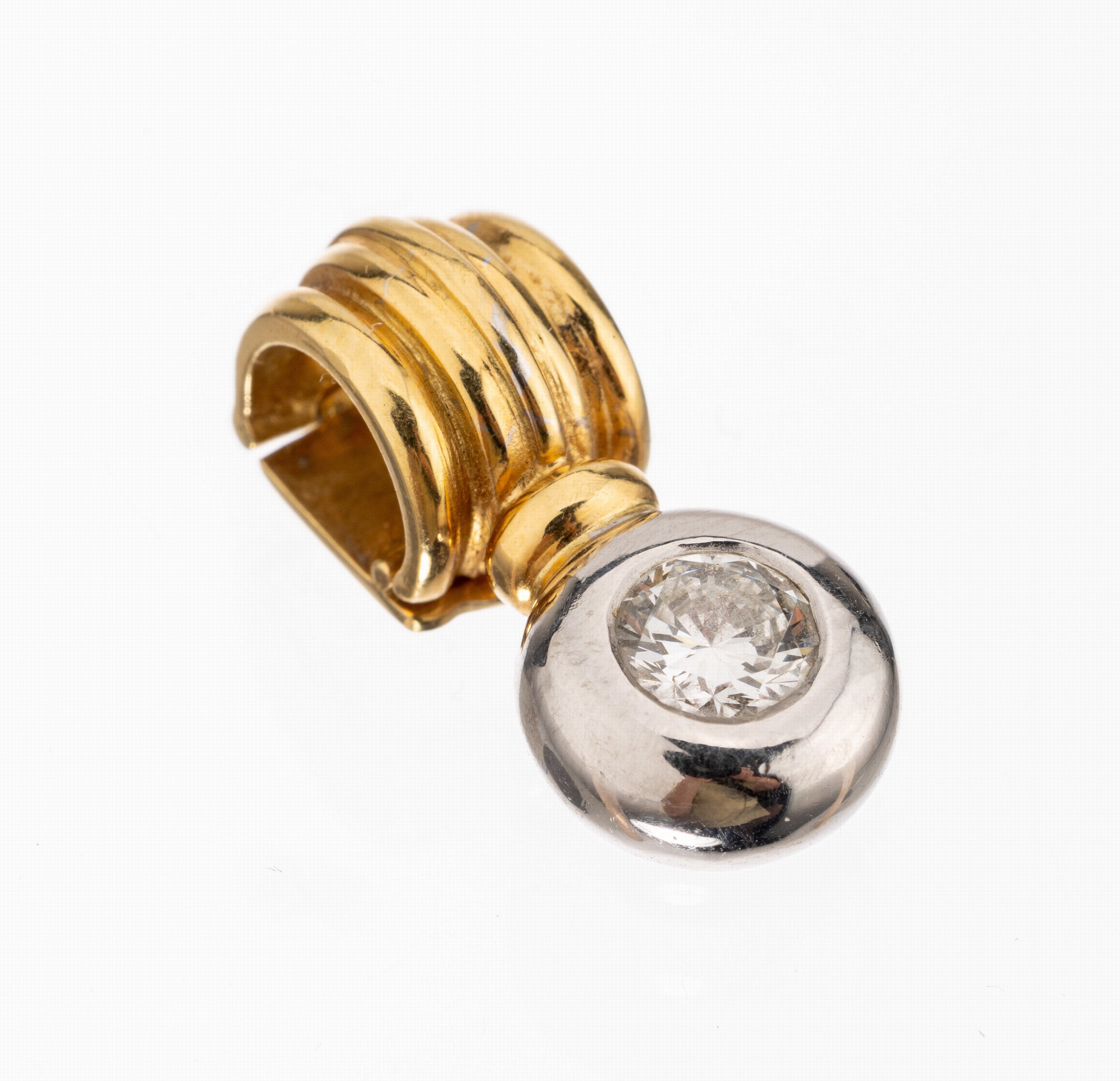 18 kt Gold Brillant-Clipanhänger, GG/WG 750/000, Brillant ca. 0.65 ct feines Weiß/vs, grav., ca. 8.1 g, L. ca. 2.2 cm