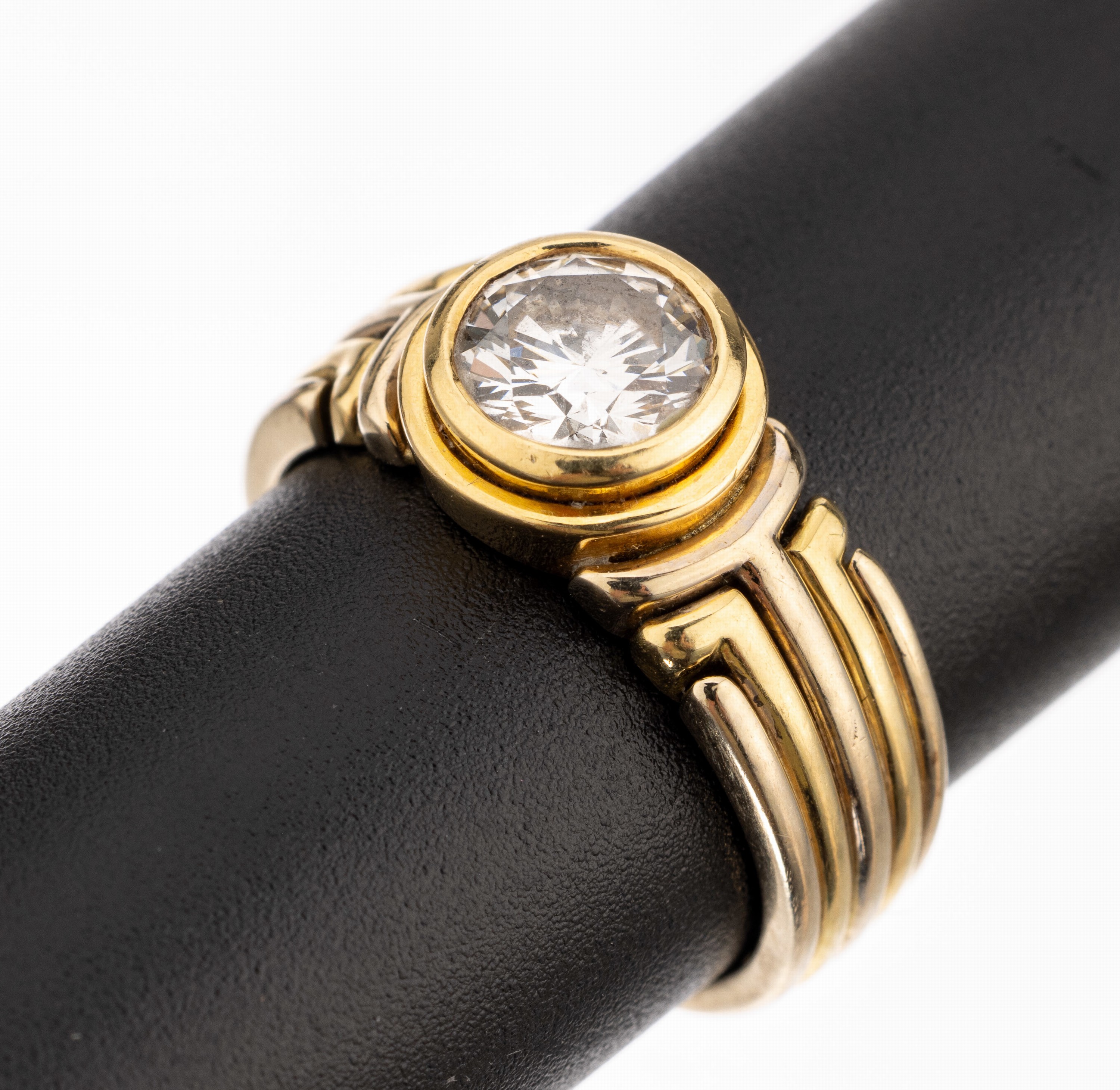 18 kt Gold Brillant-Ring, GG 750/000, Brillant ca. 1.08 ct feines Weiß/si2, grav., total ca. 9.6 g, RW 54