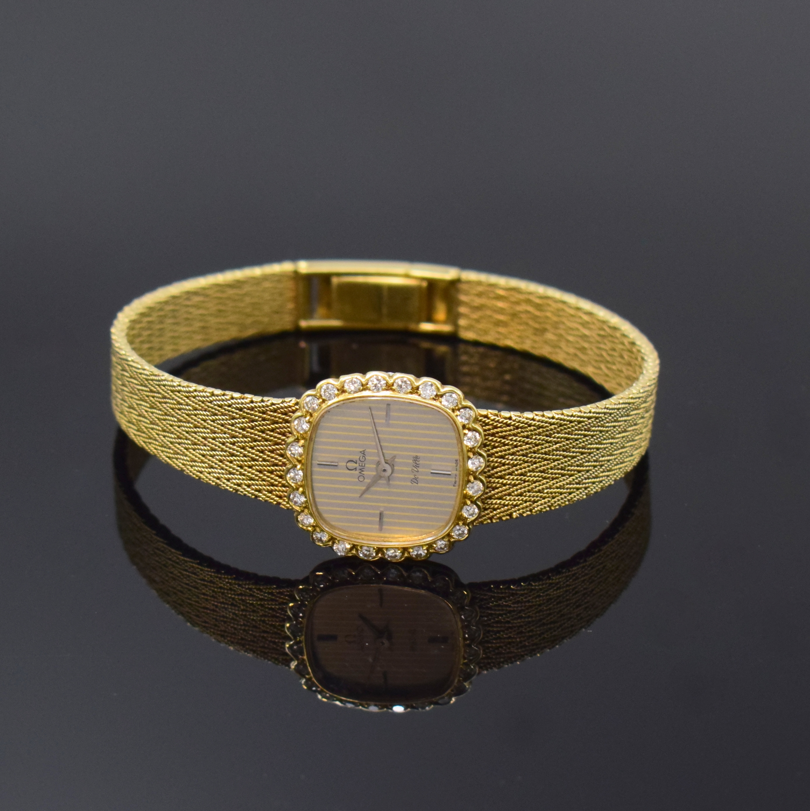 OMEGA De Ville Damenarmbanduhr in GG 585/000 mit Diamanten, Schweiz um 1985, quarz, orig. Goldband, Boden aufgedr., Lünette m. Diamanten bes., ...