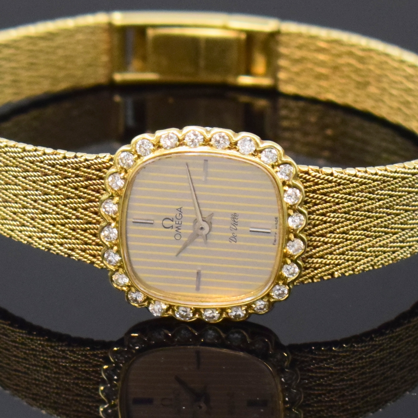 Detail a: OMEGA De Ville Damenarmbanduhr in GG 585/000 mit Diamanten, Schweiz um 1985, quarz, orig. Goldband, Boden aufgedr., Lünette m. Diamanten bes., ...